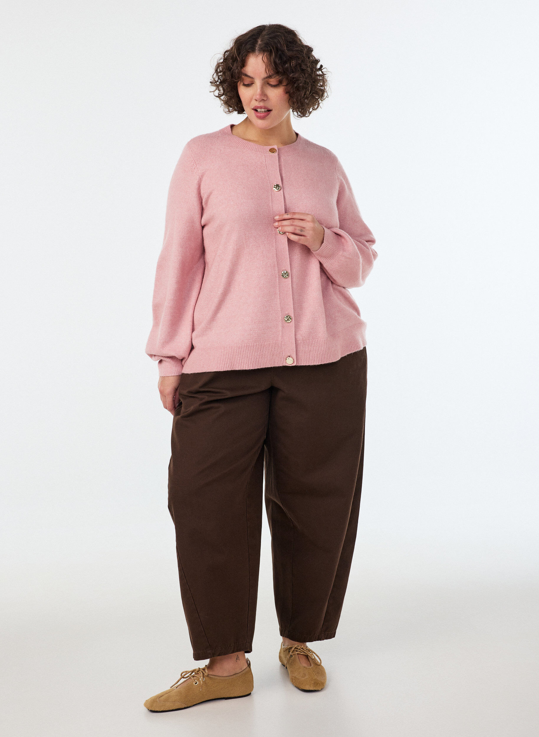 ZizziCardigan en maille douce avec boutons dor&eacute;s, Rose poudr&eacute;e, Model image number 1