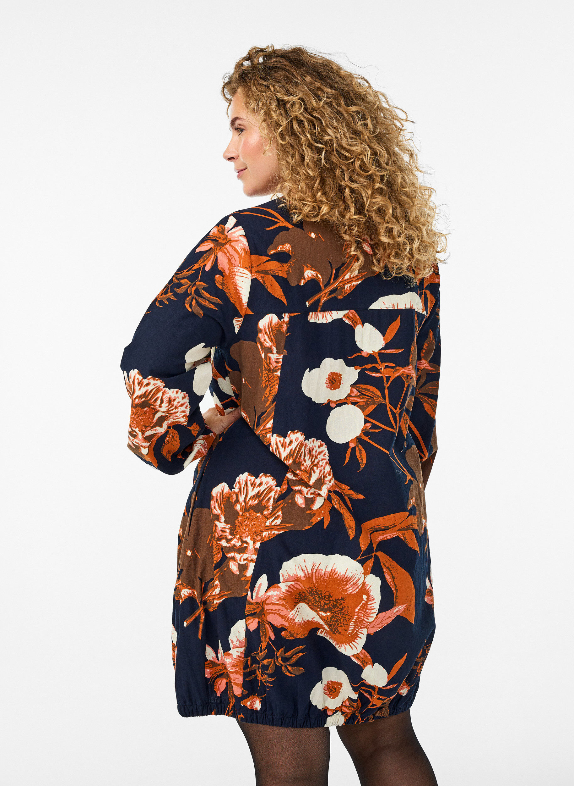 ZizziRobe courte en coton avec un ourlet &eacute;lastique et des manches longues, Noir, Model image number 2