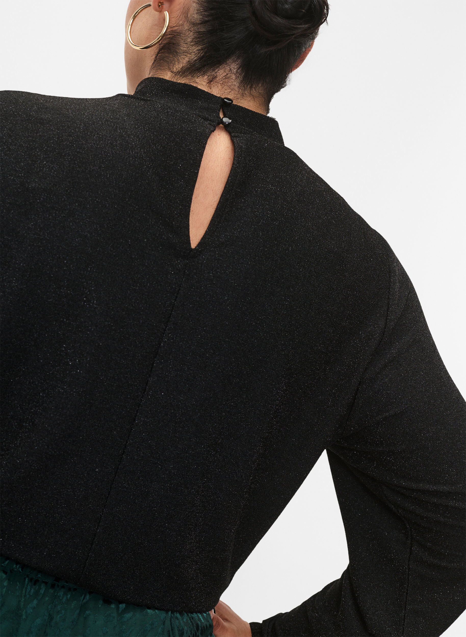 Zizzi Blouse scintillante &agrave; manches longues avec d&eacute;collet&eacute; arrondi et d&eacute;tail en V, Black Black, Model image number 2