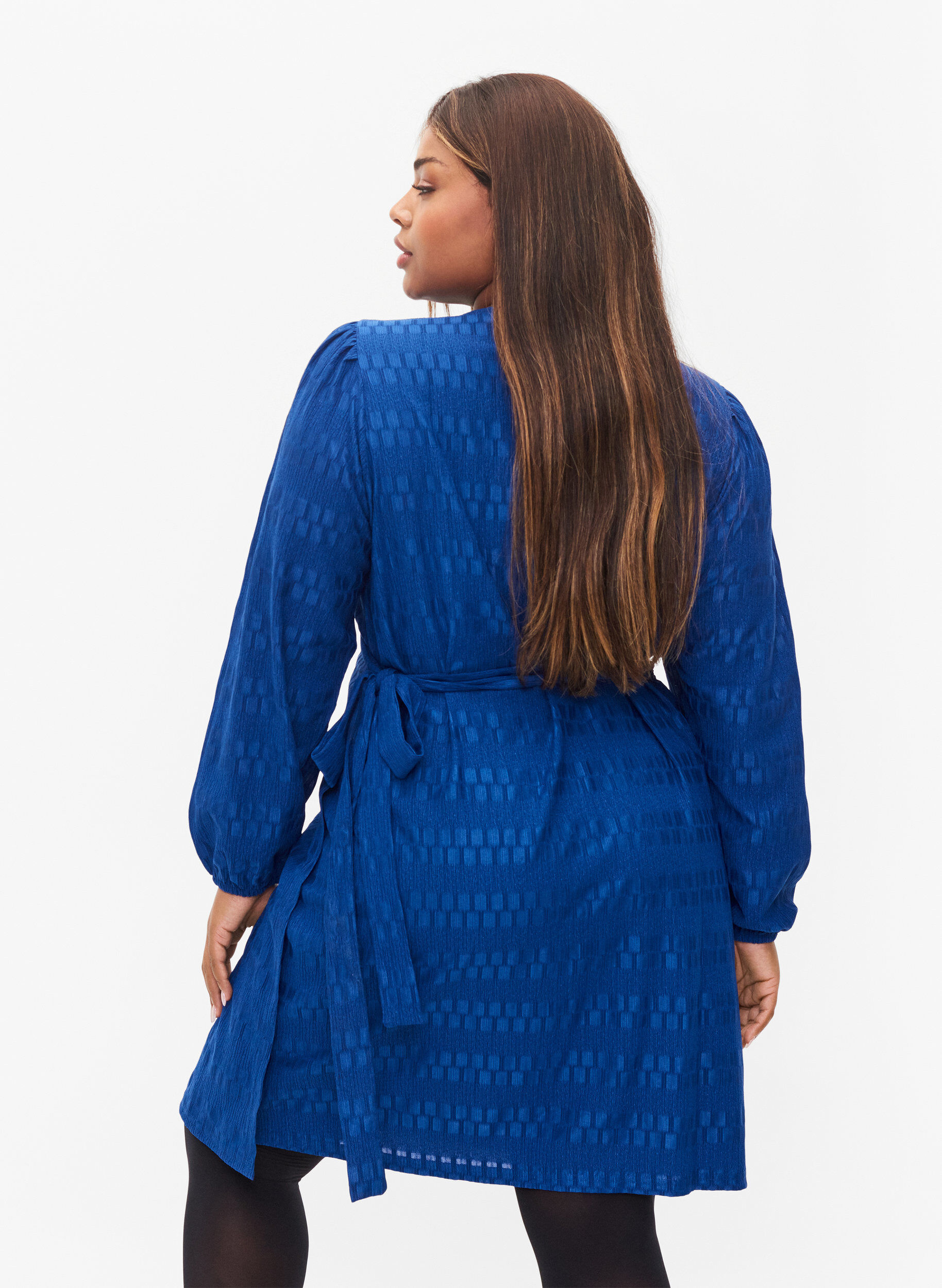 Zizzi Robe portefeuille &agrave; manches longues et motif textur&eacute;, Surf the web, Model image number 1