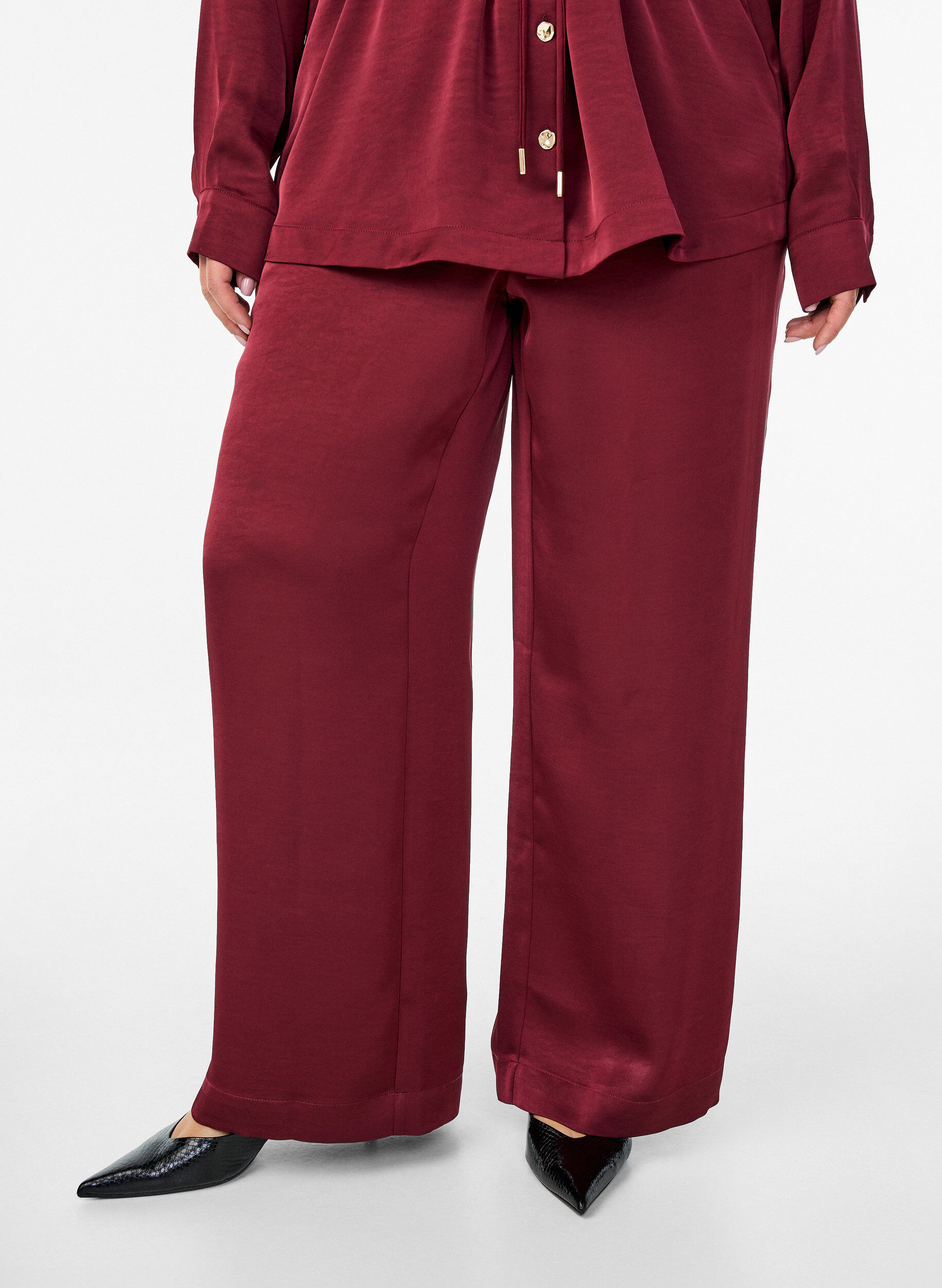 Zizzi Pantalon effet satin &agrave; taille haute et jambes larges, Bordeaux fonc&eacute;, Model image number 2