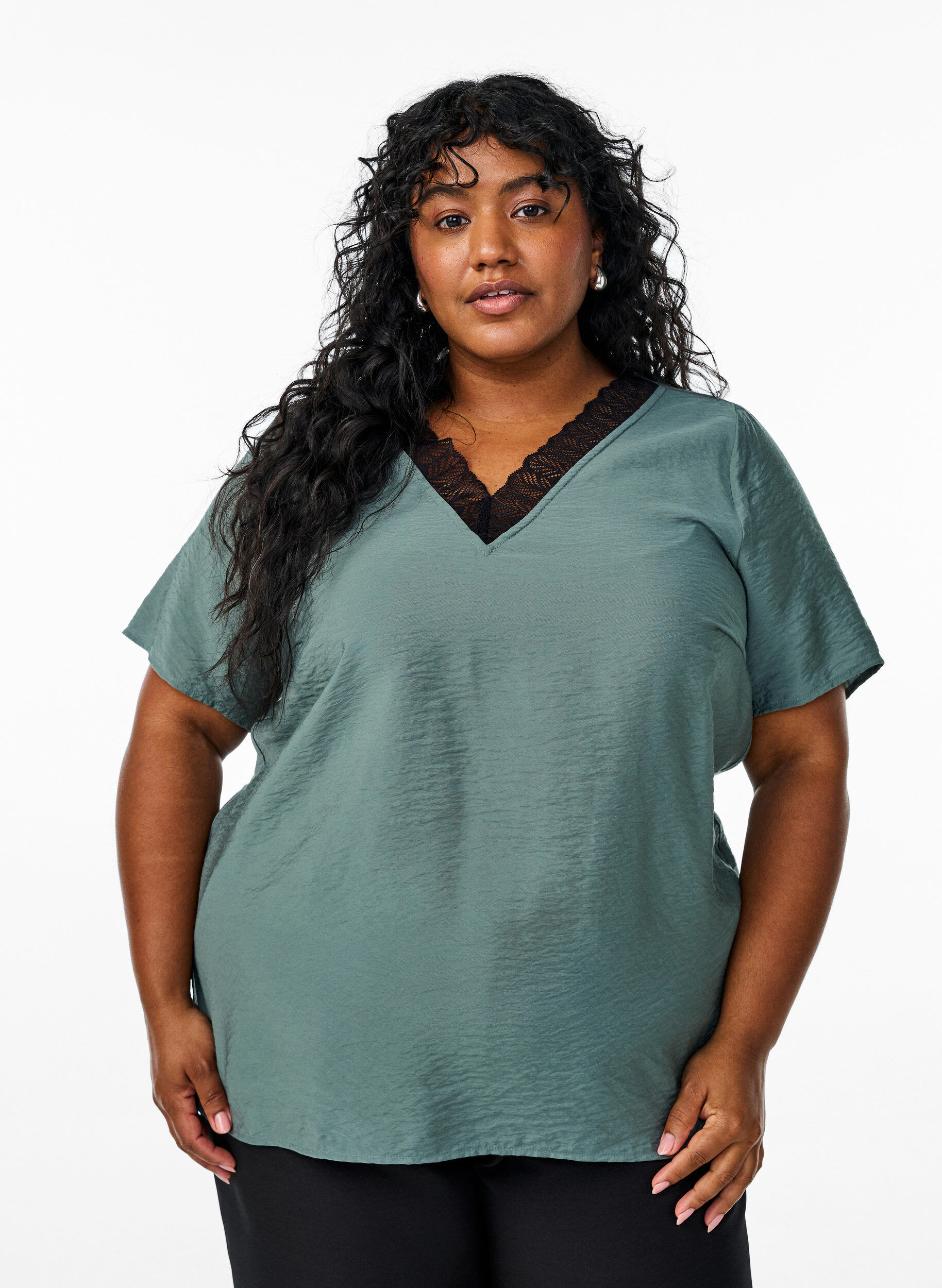 Chemisier en viscose &agrave; manches courtes avec bordure en dentelle, Vert fonc&eacute;, Model