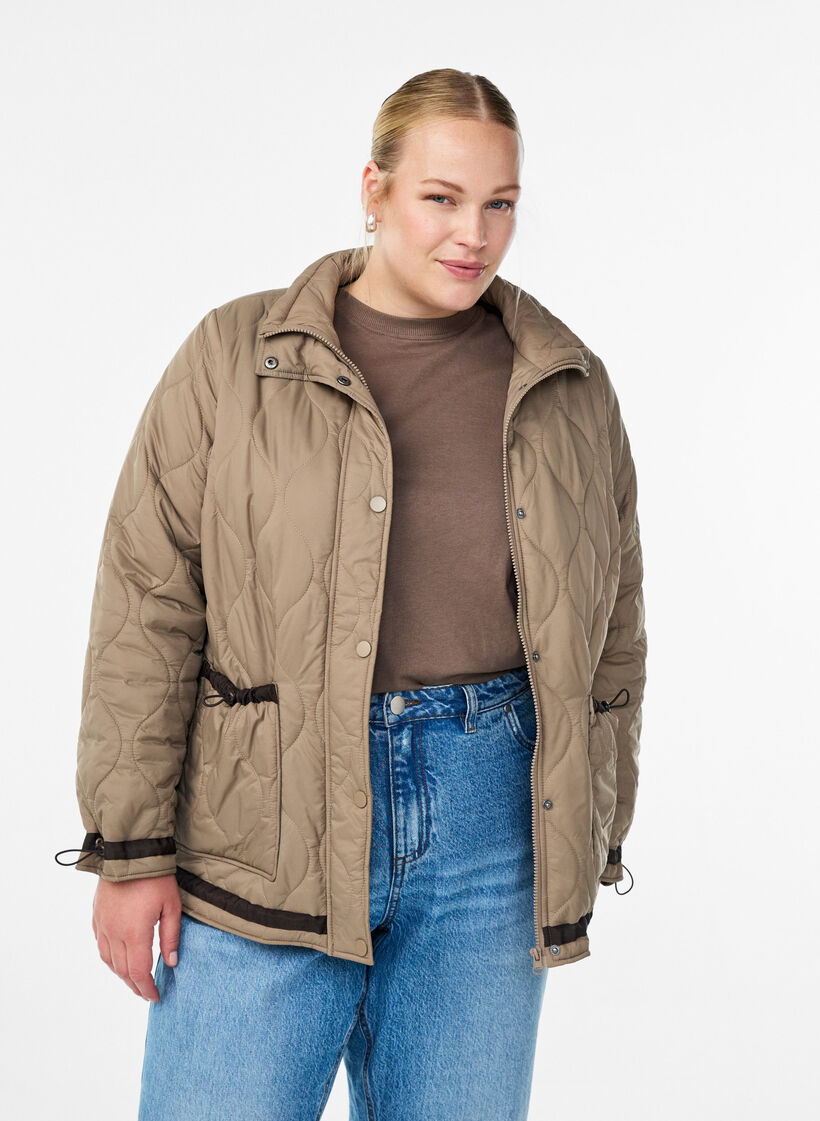 Veste courte matelassée avec détails contrastants, Beige, Model image number 0