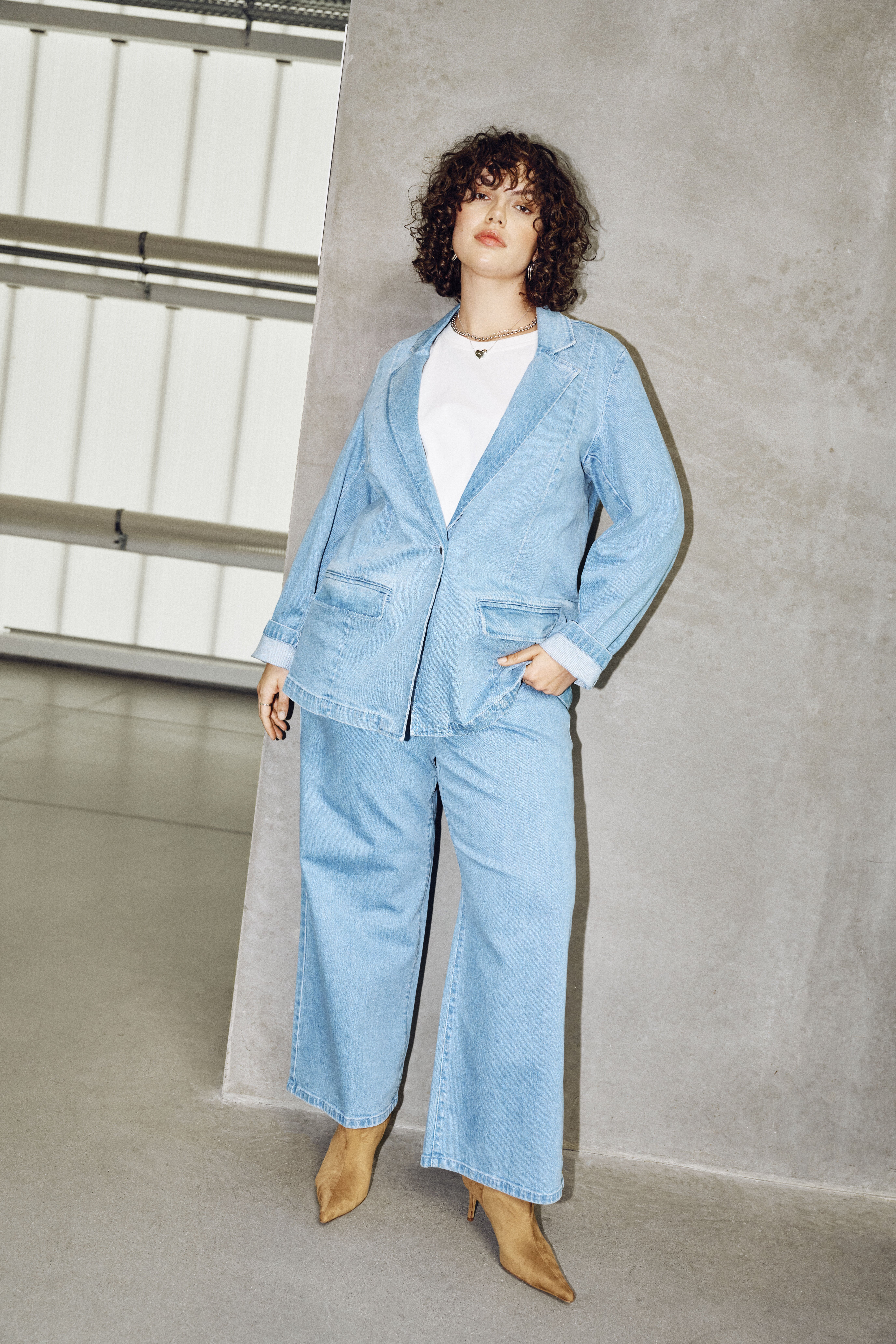 Le look blazer en denim, , Model