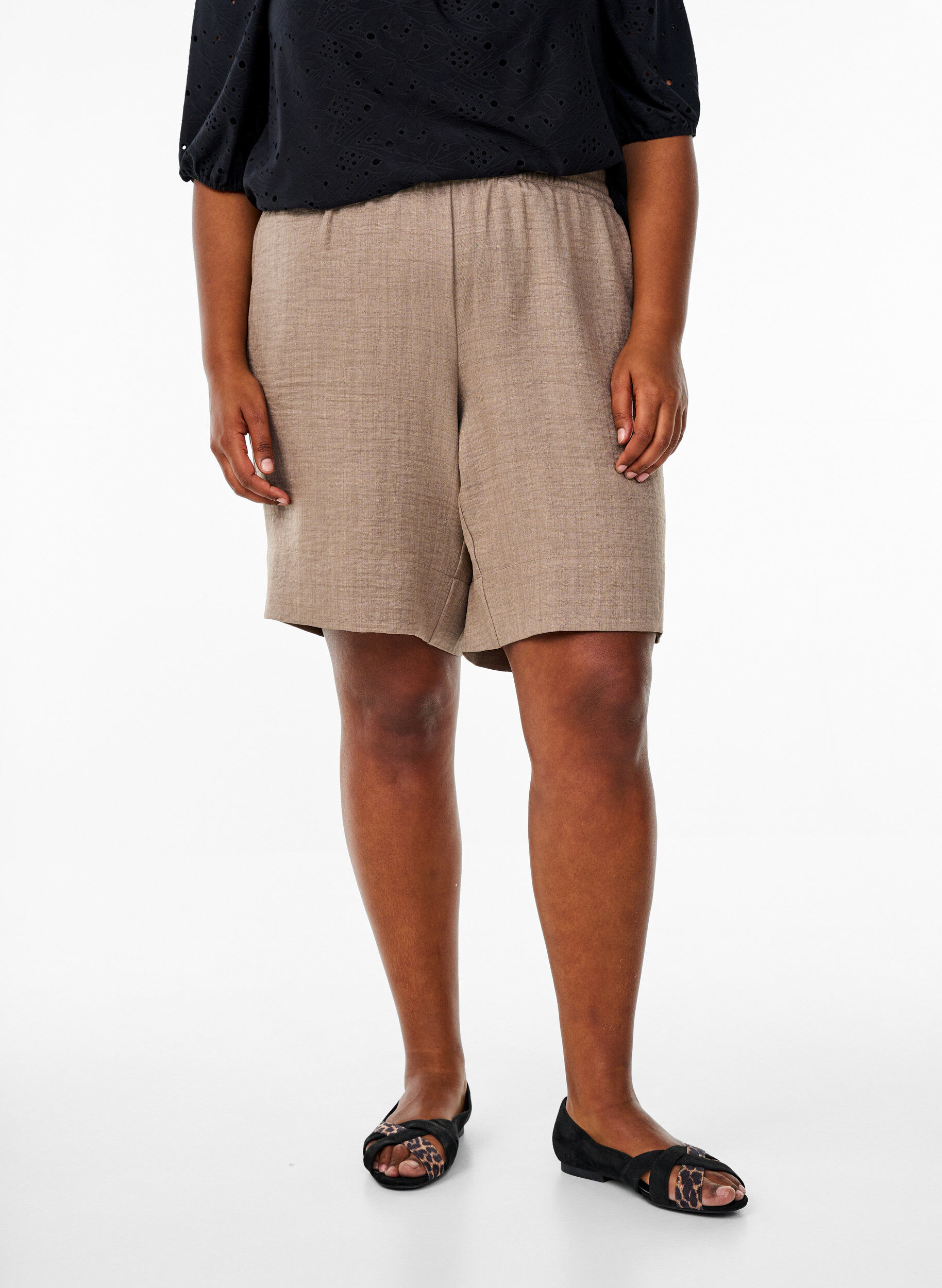 Zizzi Short avec poches et taille haute, Marron, Model image number 3