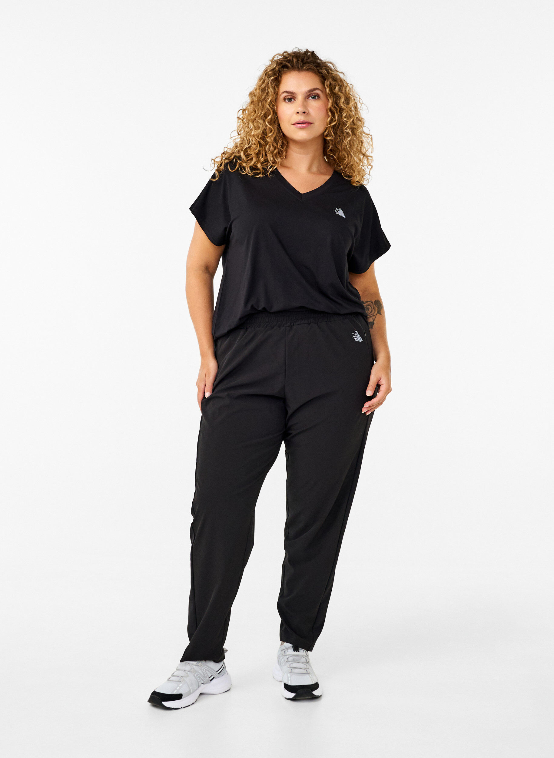 Zizzi T-shirt de sport avec col en V, Black, Model image number 2