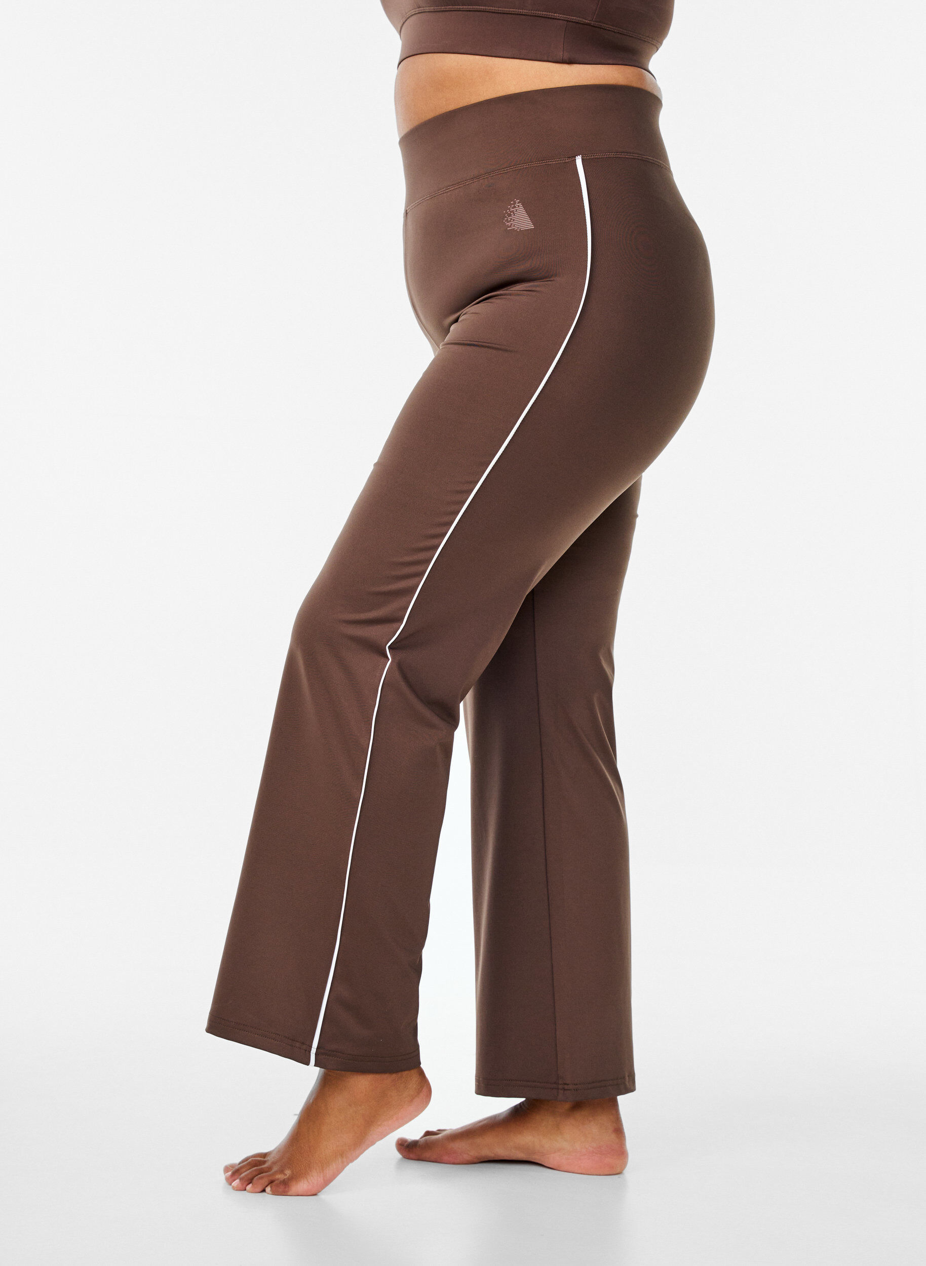 Zizzi Pantalon de sport &eacute;vas&eacute; avec liser&eacute; contrastant, Marron, Model image number 0