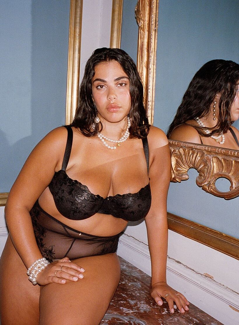 Ensemble noir avec soutien-gorge à balconnets et culotte en maille de dentelle, , Model