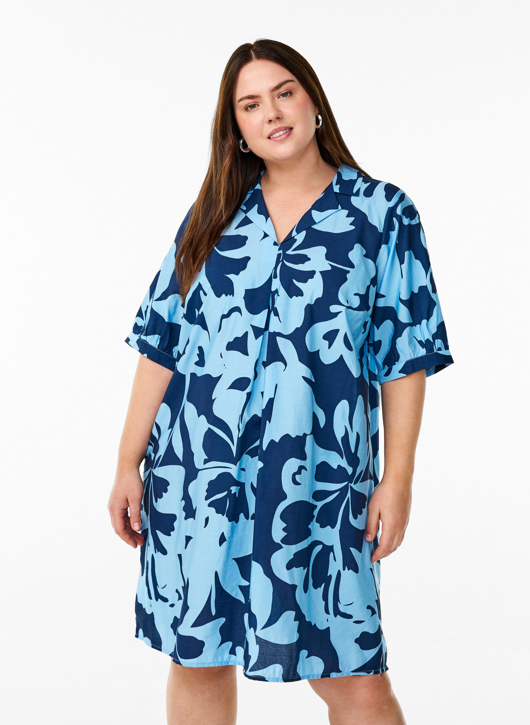 Zizzi Robe mi-longue imprim&eacute;e avec col en V, Bleu, Model image number 0