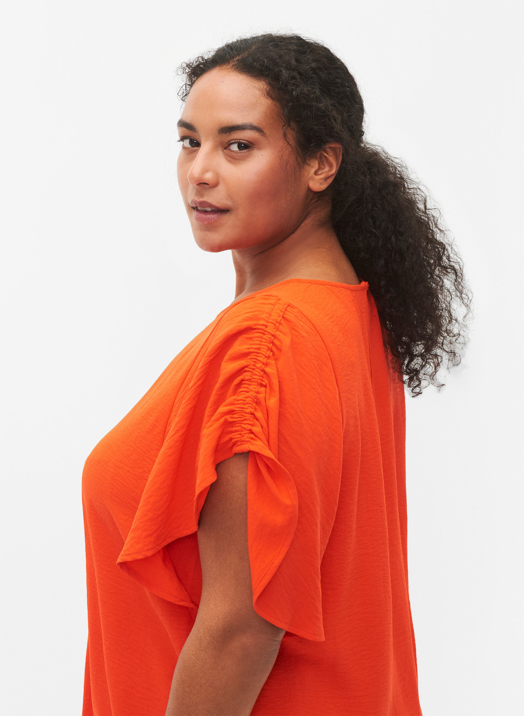 Zizzi Blouse &agrave; manches courtes avec des plis., Orange.com, Model image number 2