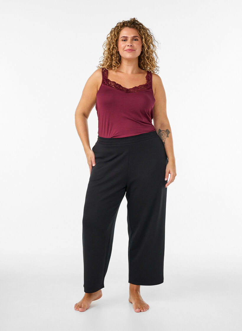 Top en viscose avec bord en dentelle, Bordeaux, Model image number 1