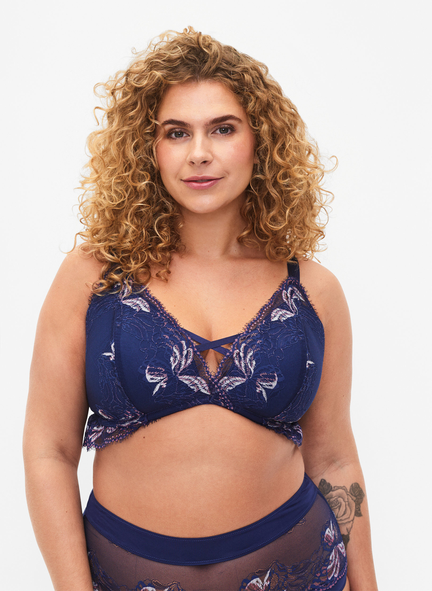 Soutien-gorge en dentelle avec d&eacute;tail de cordon et rembourrage, Bleu, Model