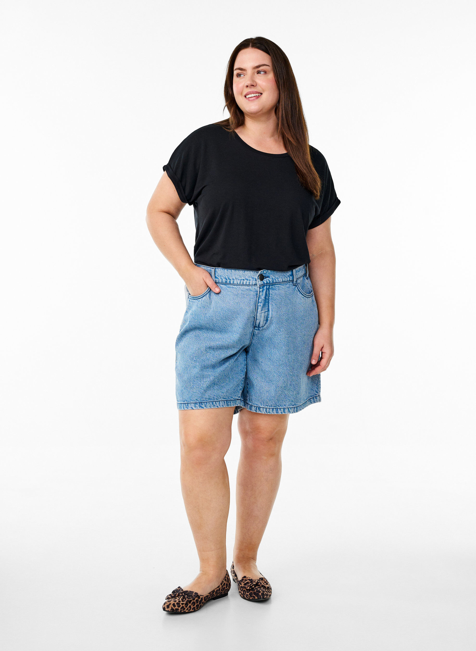 Zizzi T-shirt ample &agrave; col rond, Noir, Model image number 1