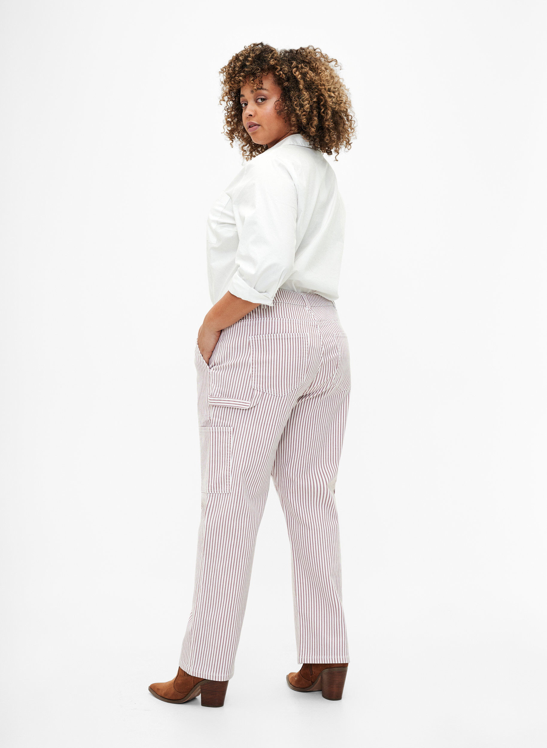 Zizzi Jean cargo &agrave; rayures avec une coupe droite, Rose White Stripe, Model image number 1