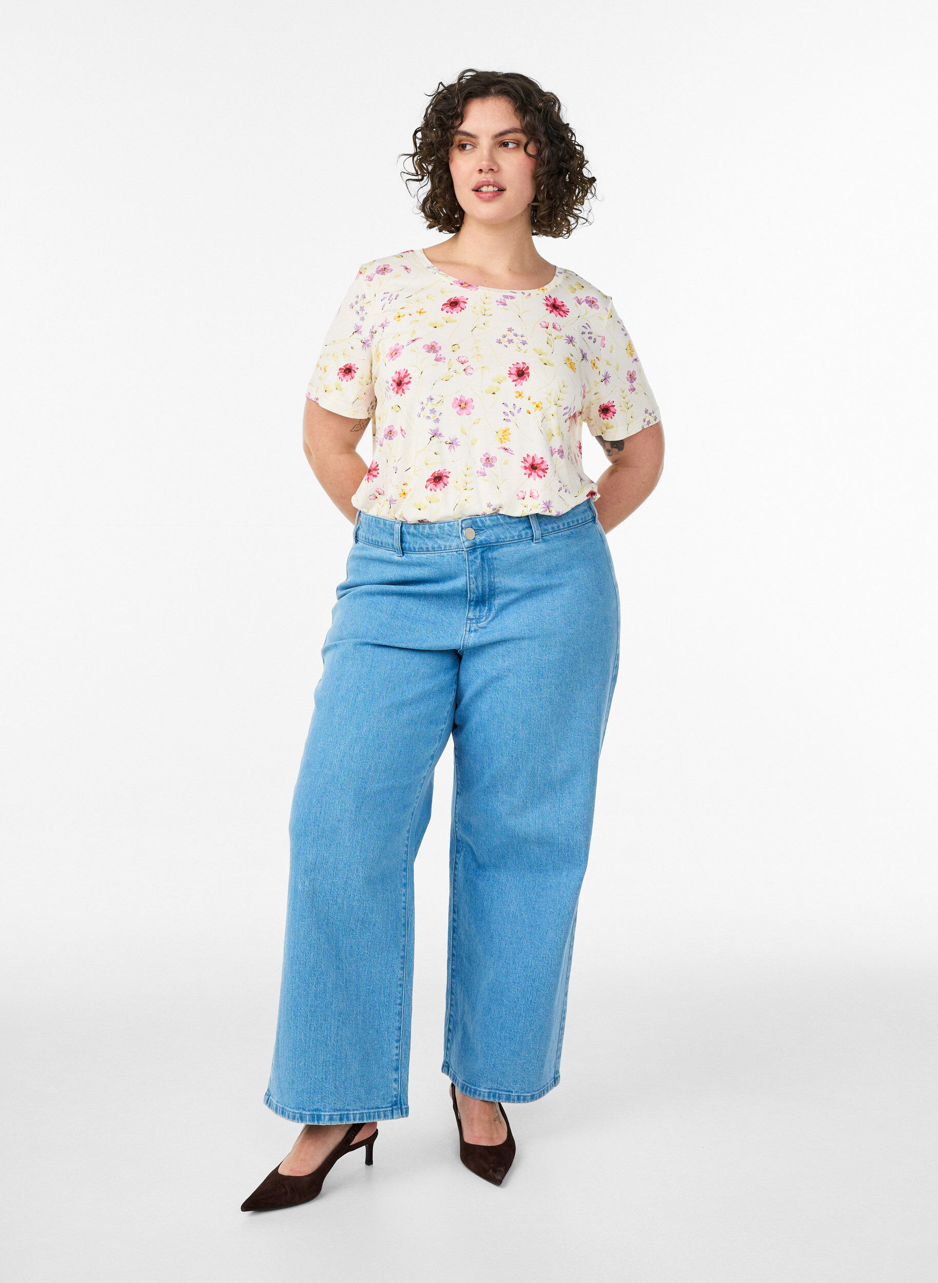 Zizzi T-shirt avec imprim&eacute; floral, Blanc, Model image number 1