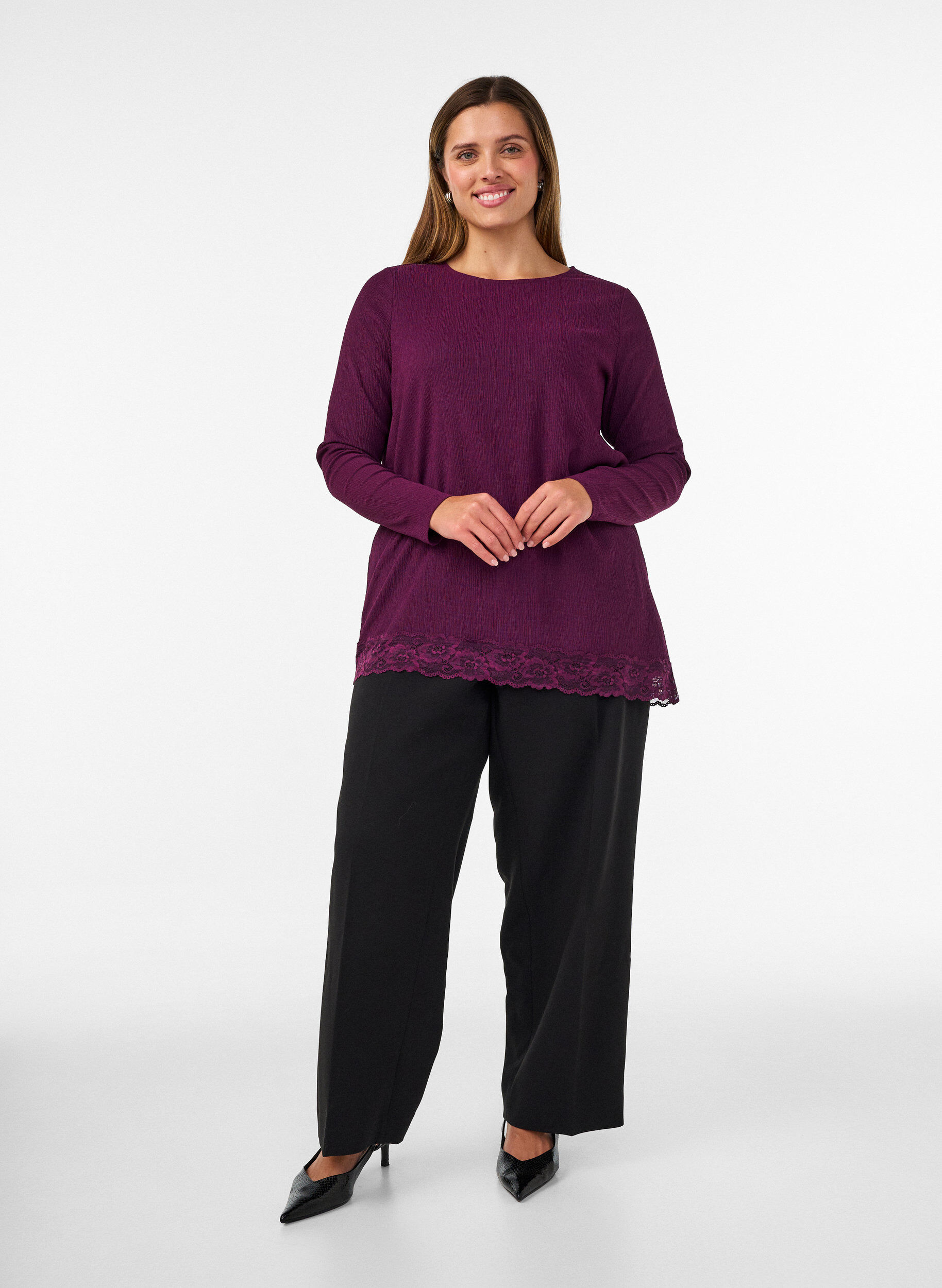 ZizziBlouse en jersey avec bordure en dentelle asym&eacute;trique, Violet, Model image number 1