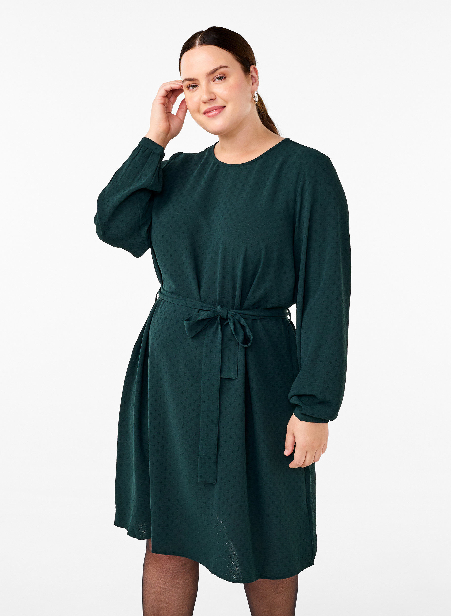 Zizzi Robe courte textur&eacute;e avec ceinture nou&eacute;e, Scarab, Model image number 0