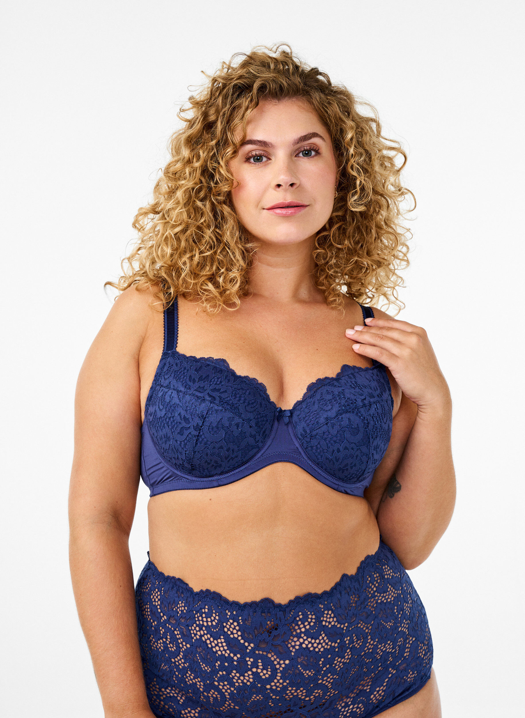 Soutien-gorge rembourr&eacute; en microfibre avec dentelle, Bleu, Model