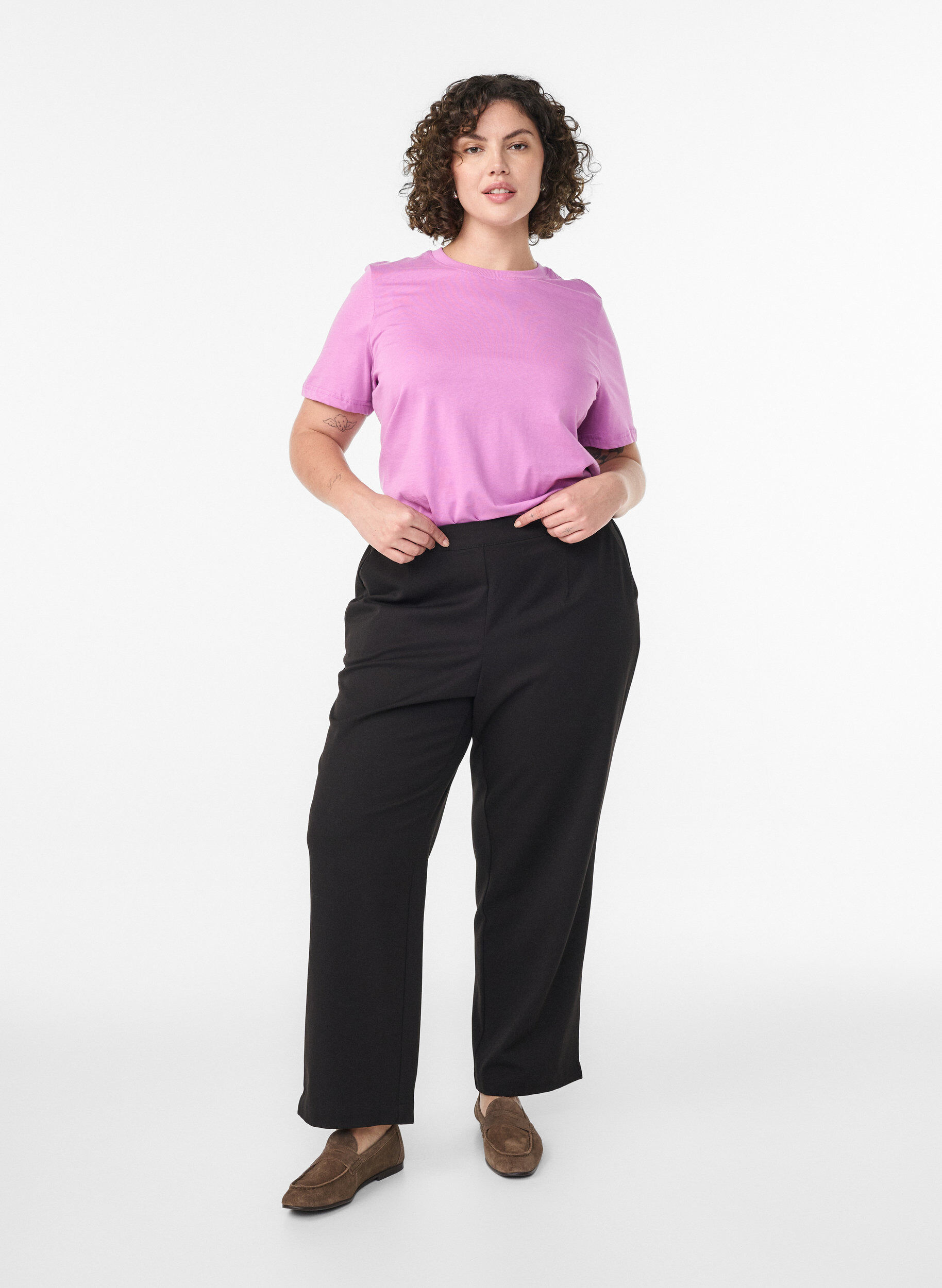 Zizzi T-shirt basique en coton &agrave; col rond, Violet, Model image number 1