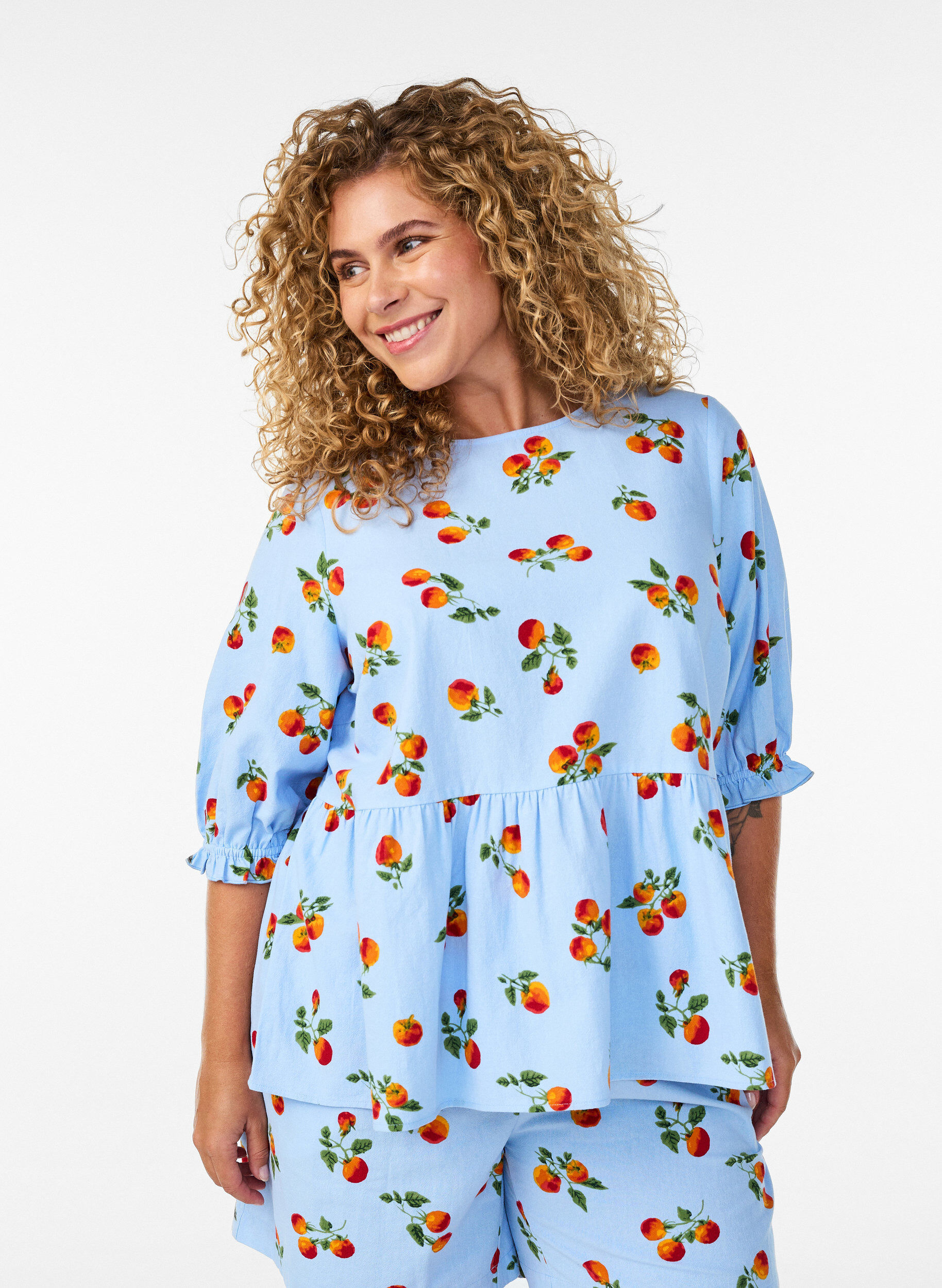 ZizziBlouse en coton avec imprim&eacute; tomates et peplum, Bleu Clair, Model image number 0