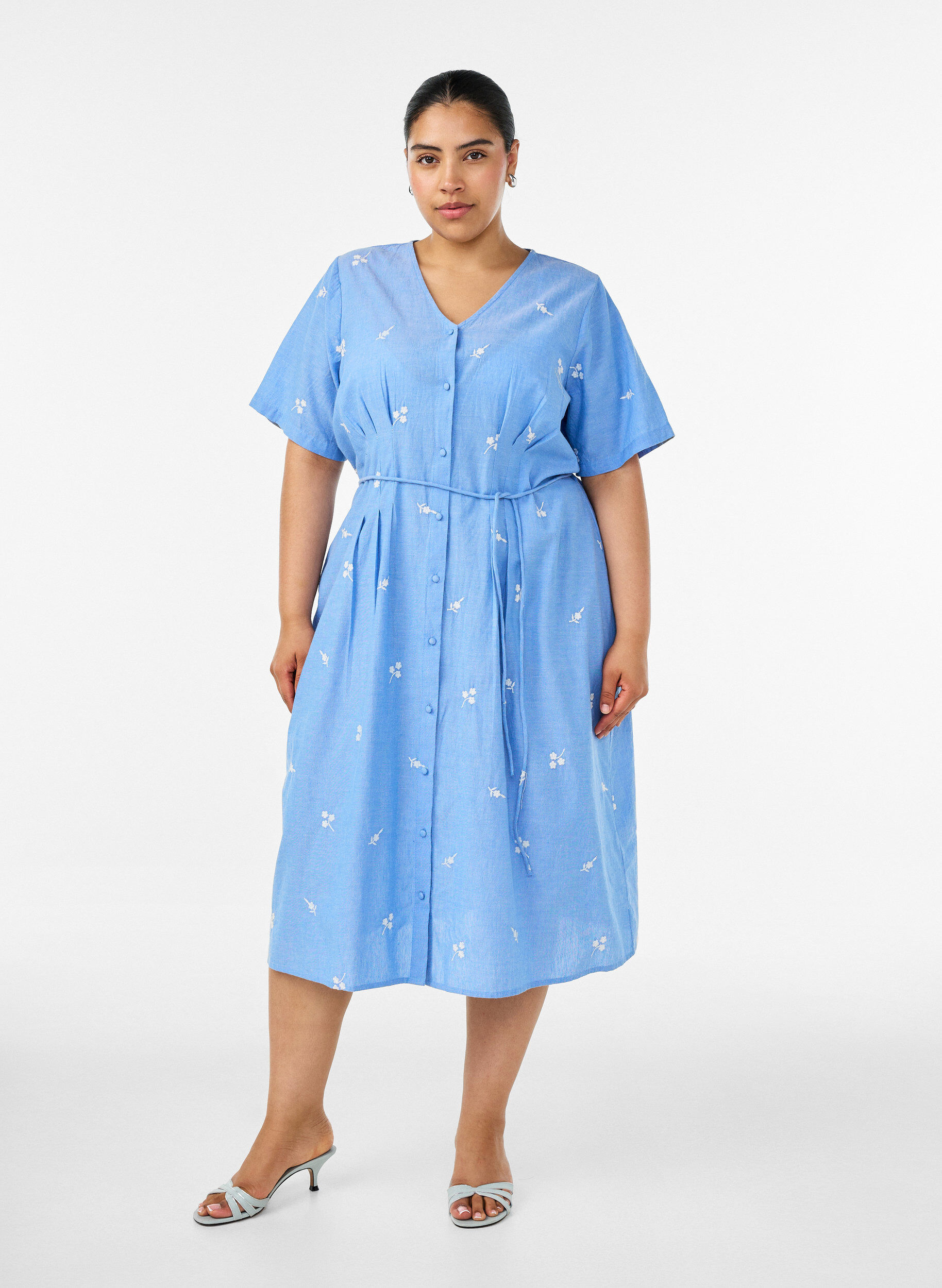 ZizziRobe chemise en coton avec des fleurs brod&eacute;es, Bleu Clair, Model image number 0