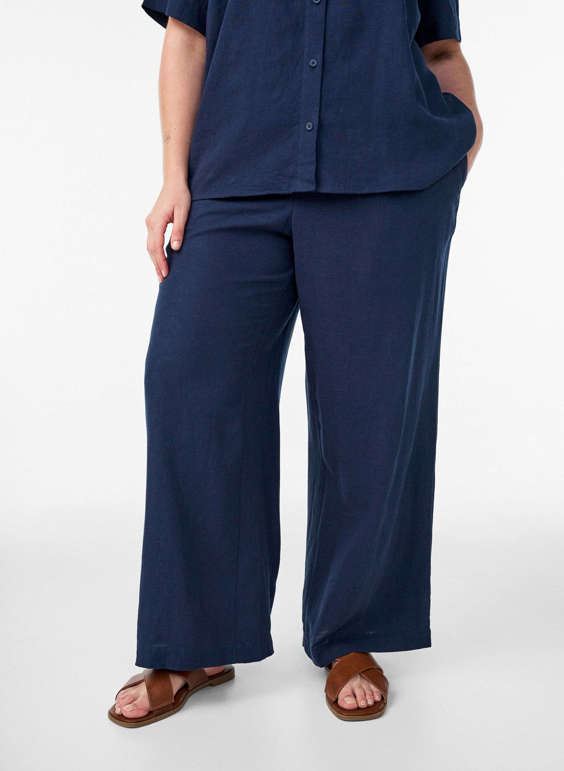 Zizzi Pantalon large en lin et viscose, Bleu, Model image number 2