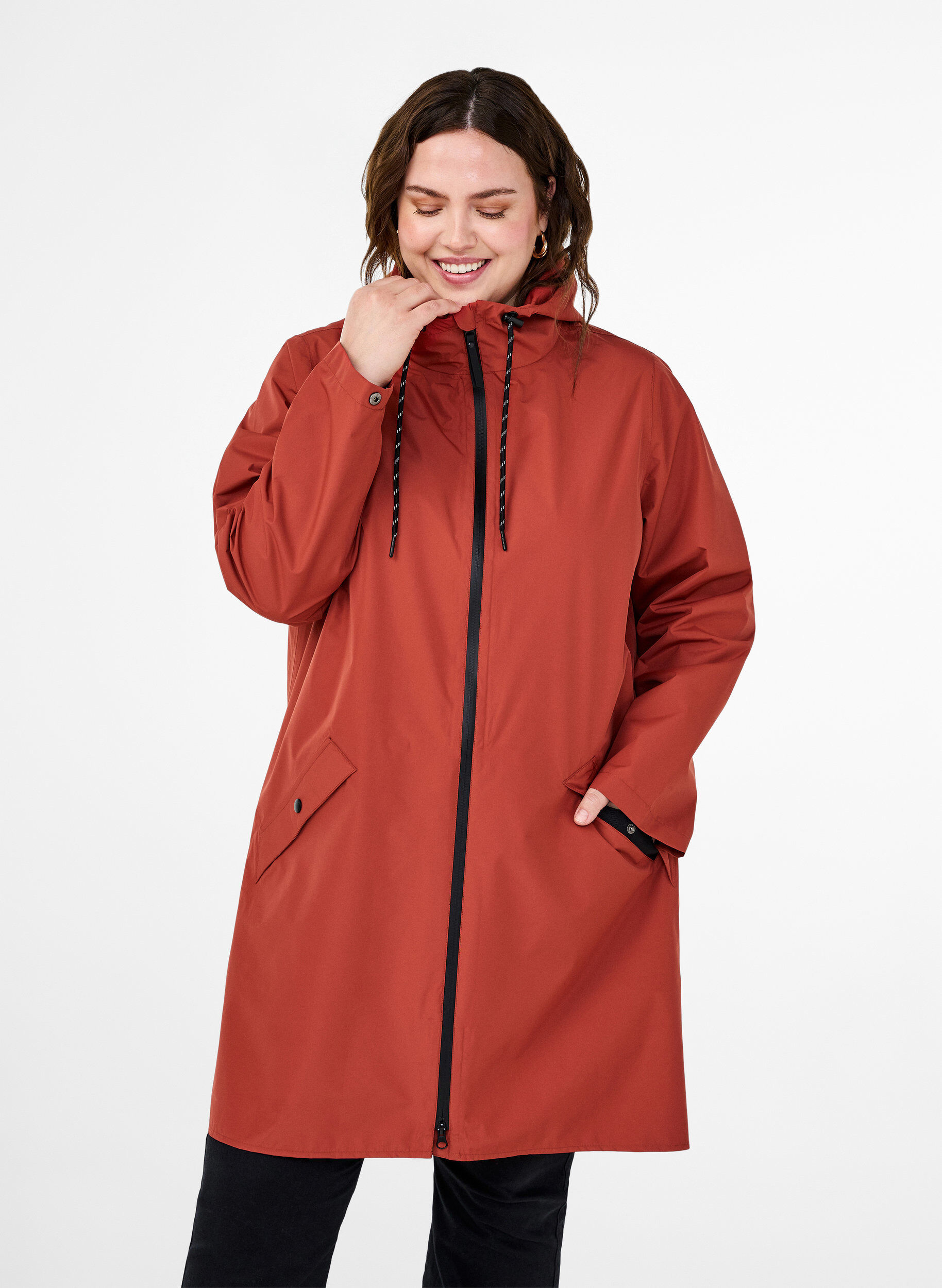 Zizzi Veste de pluie avec poches et capuche, Bordeaux, Model image number 0