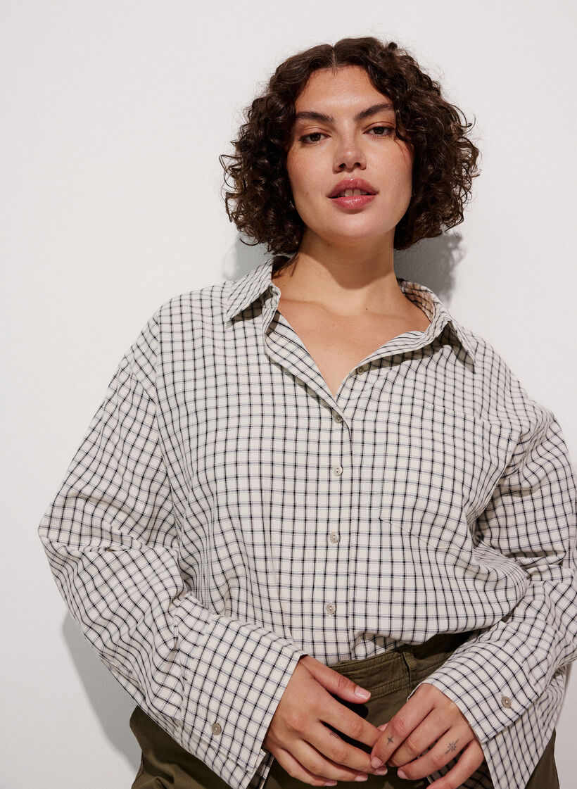 Chemise &agrave; carreaux avec une poche poitrine, Blanc, Model image number 0