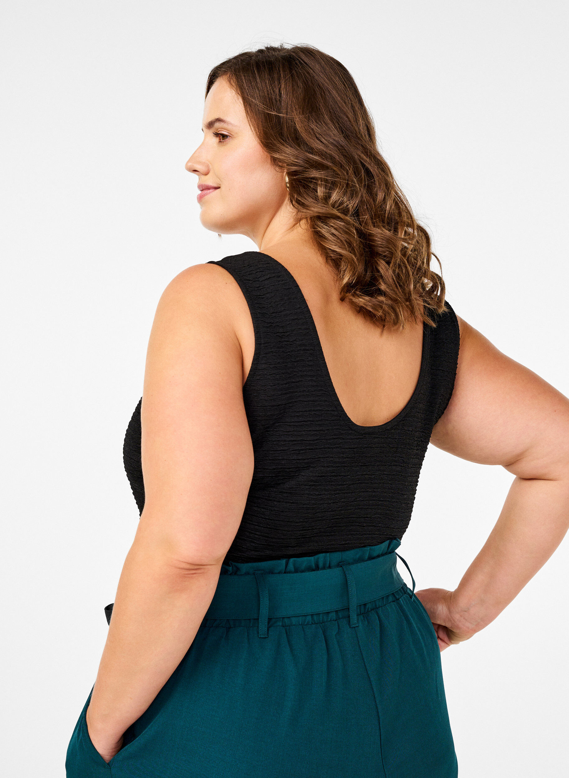 Zizzi Body sans manches &agrave; tissu textur&eacute;, Black, Model image number 1