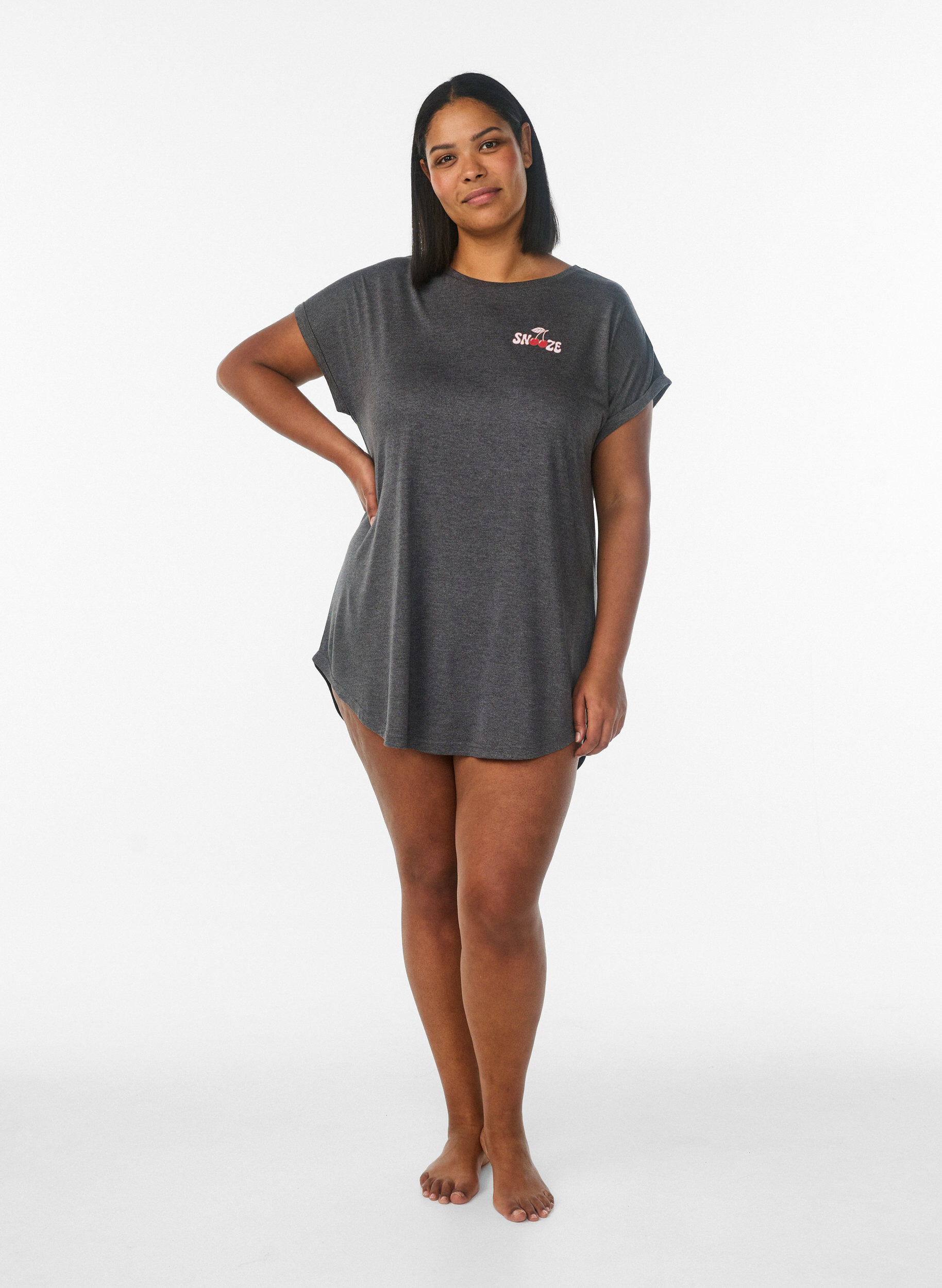 Zizzi Chemise de nuit &agrave; manches courtes avec imprim&eacute; de texte, Noir, Model image number 1