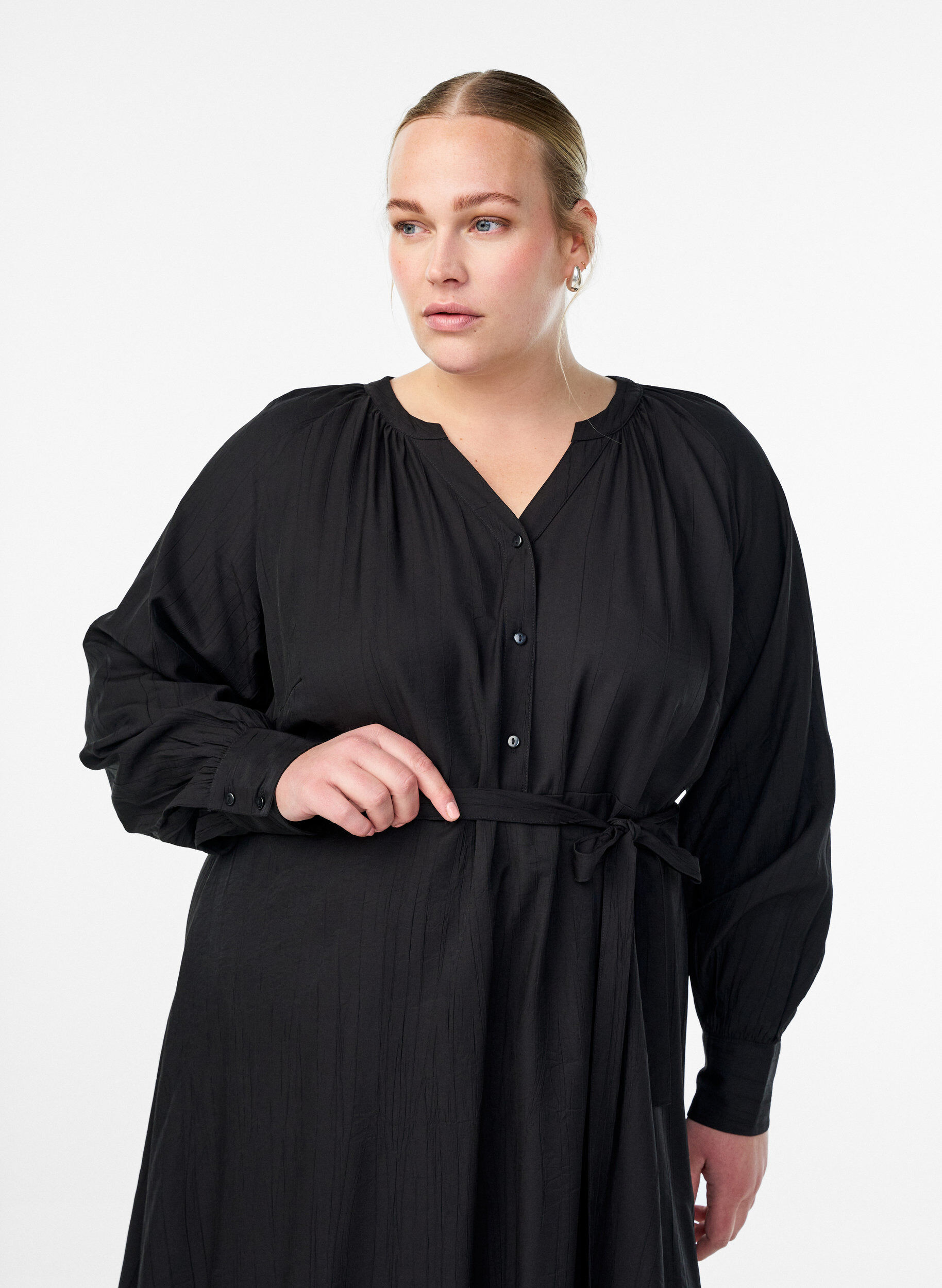 Zizzi Robe midi avec boutonnage et ceinture &agrave; nouer, Noir, Model image number 2