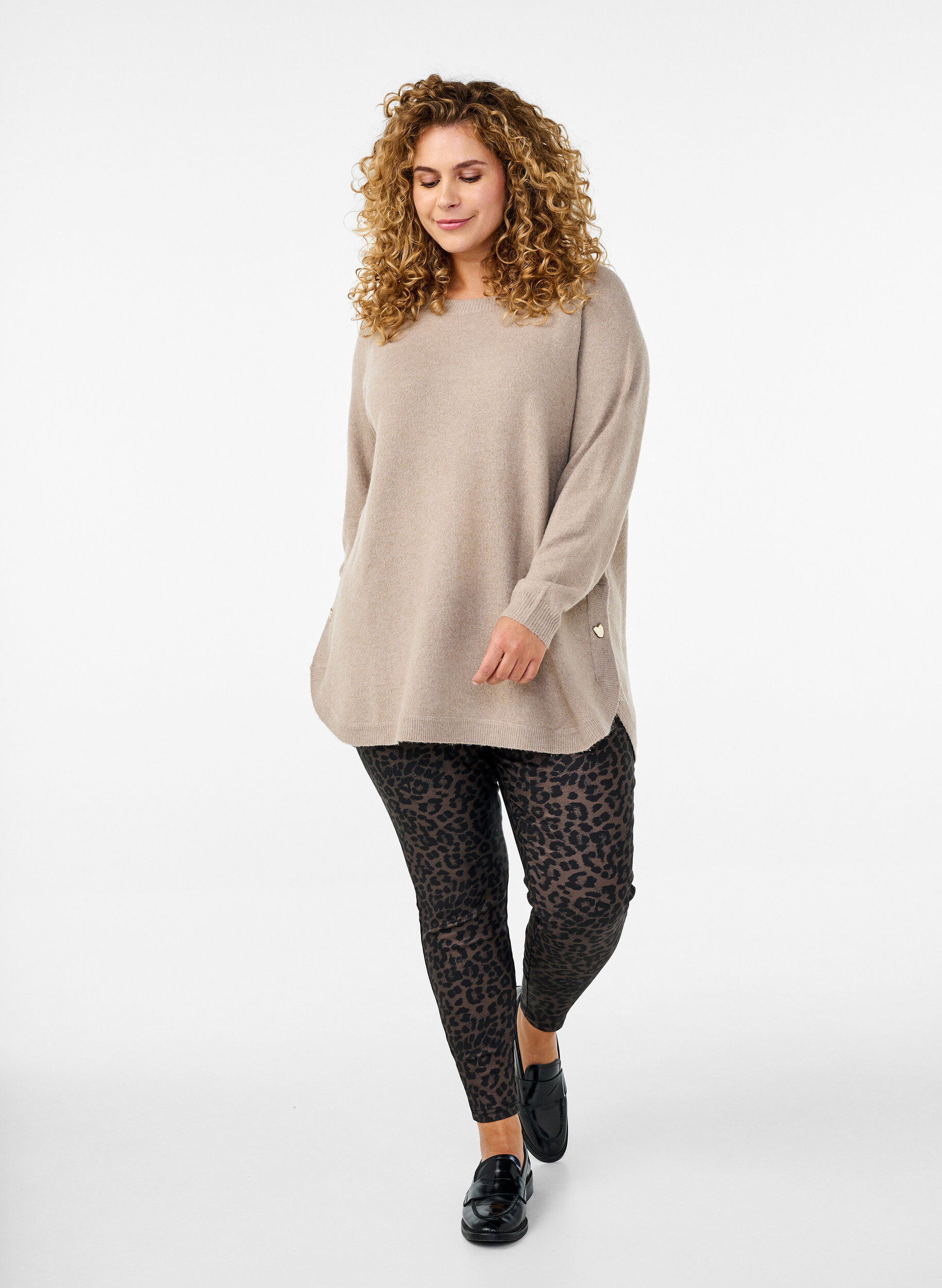 Zizzi Leggings court enduit avec imprim&eacute; l&eacute;opard, Marron, Model image number 1