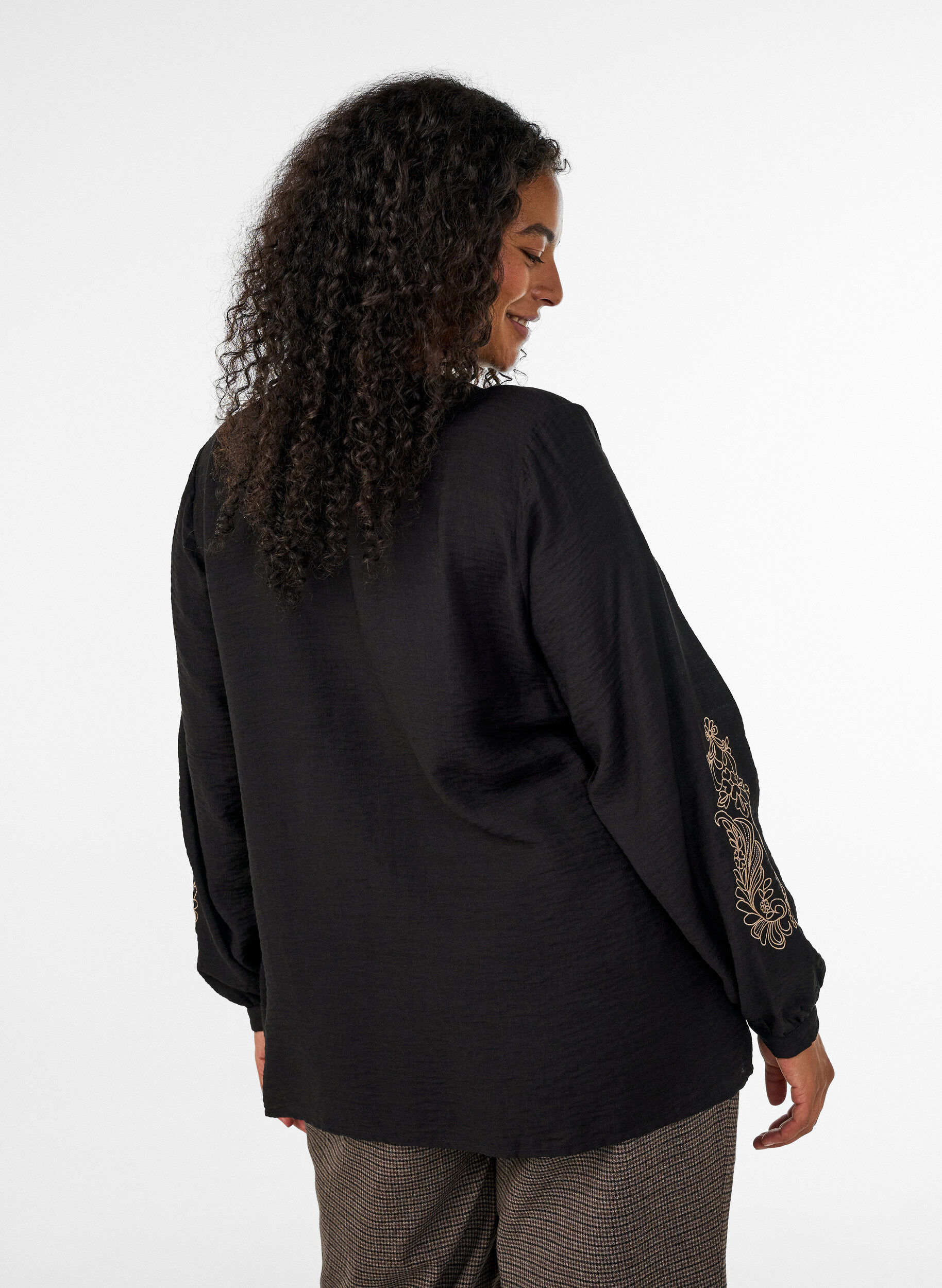 ZizziChemise en viscose avec manches brod&eacute;es, Noir, Model image number 2