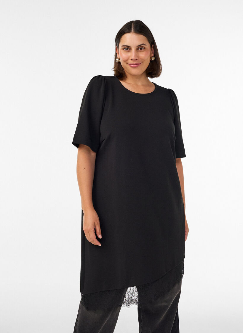 Tunique avec bordure en dentelle asym&eacute;trique, Noir, Model image number 0