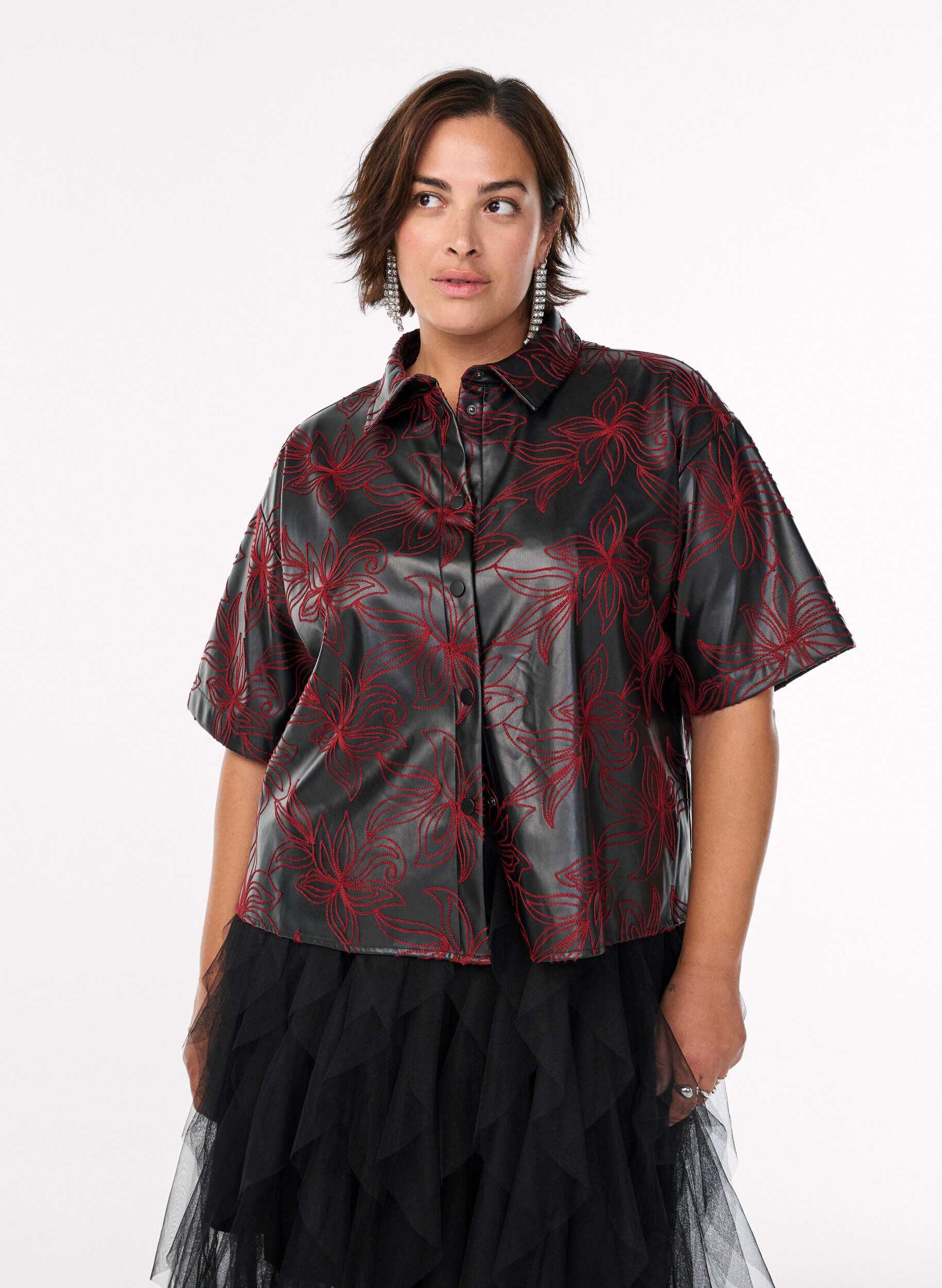 Chemise courte en similicuir avec broderies contrastantes, Noir, Model