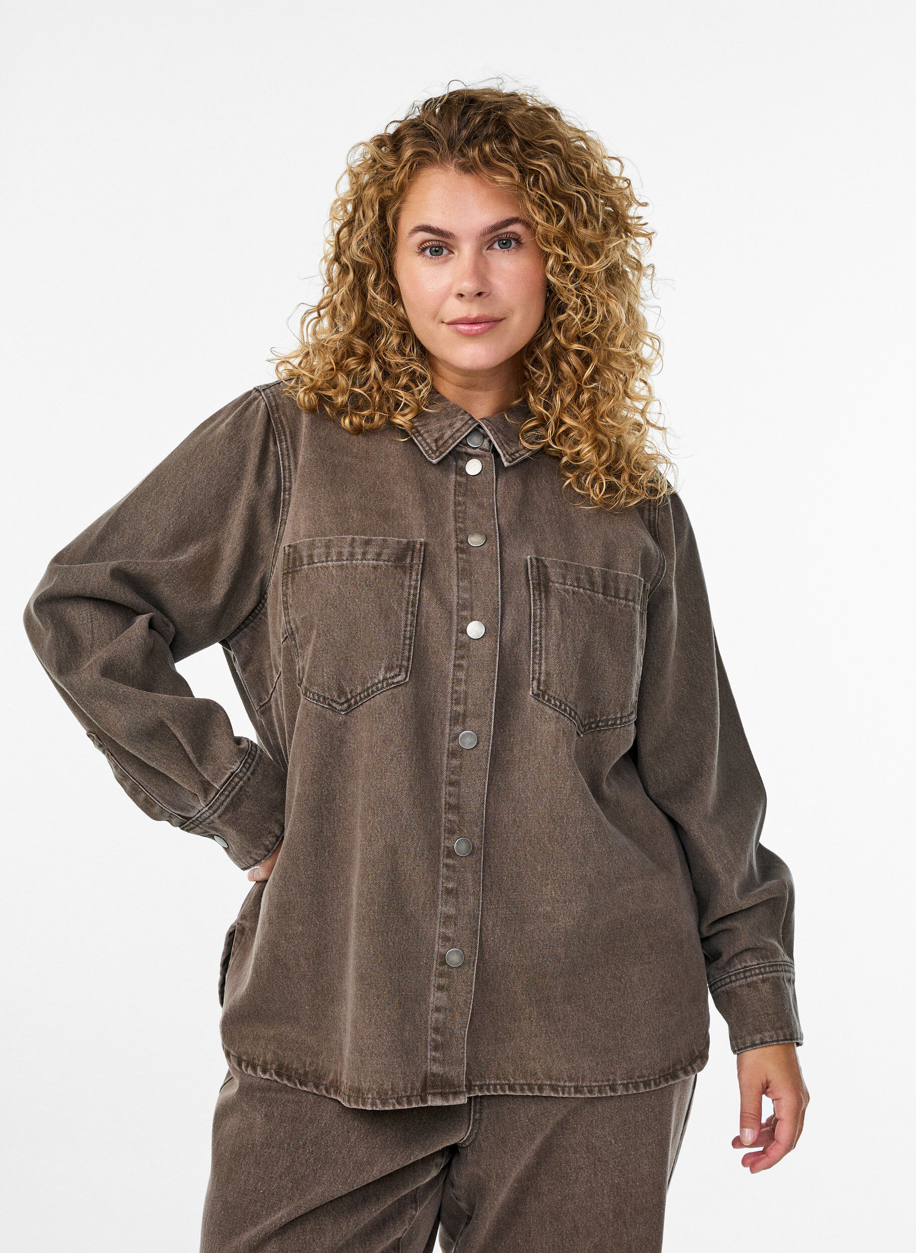 Zizzi Chemise en jean color&eacute; avec poches poitrine, Marron, Model image number 0