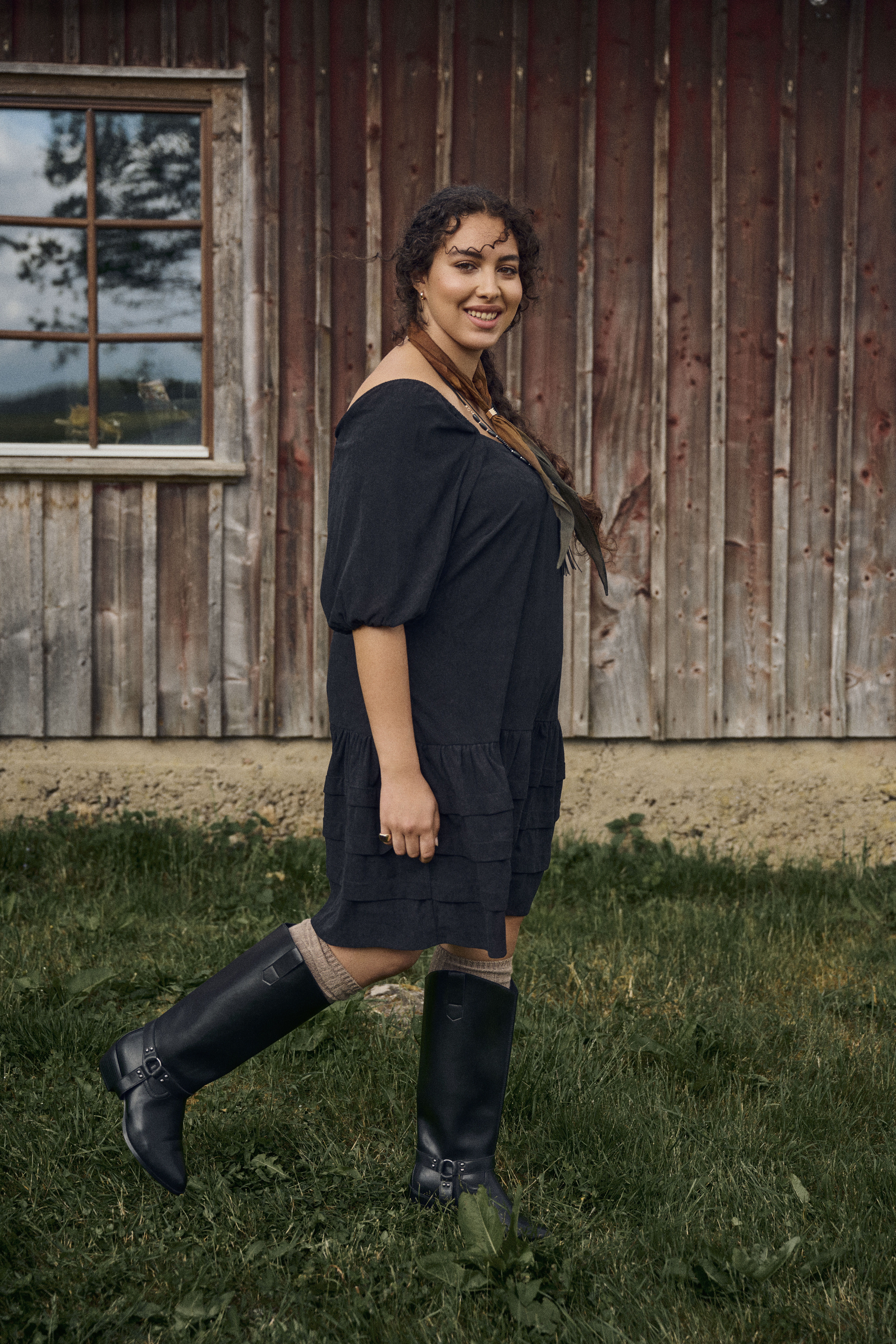 Robe en velours &agrave; encolure carr&eacute;e, , Model