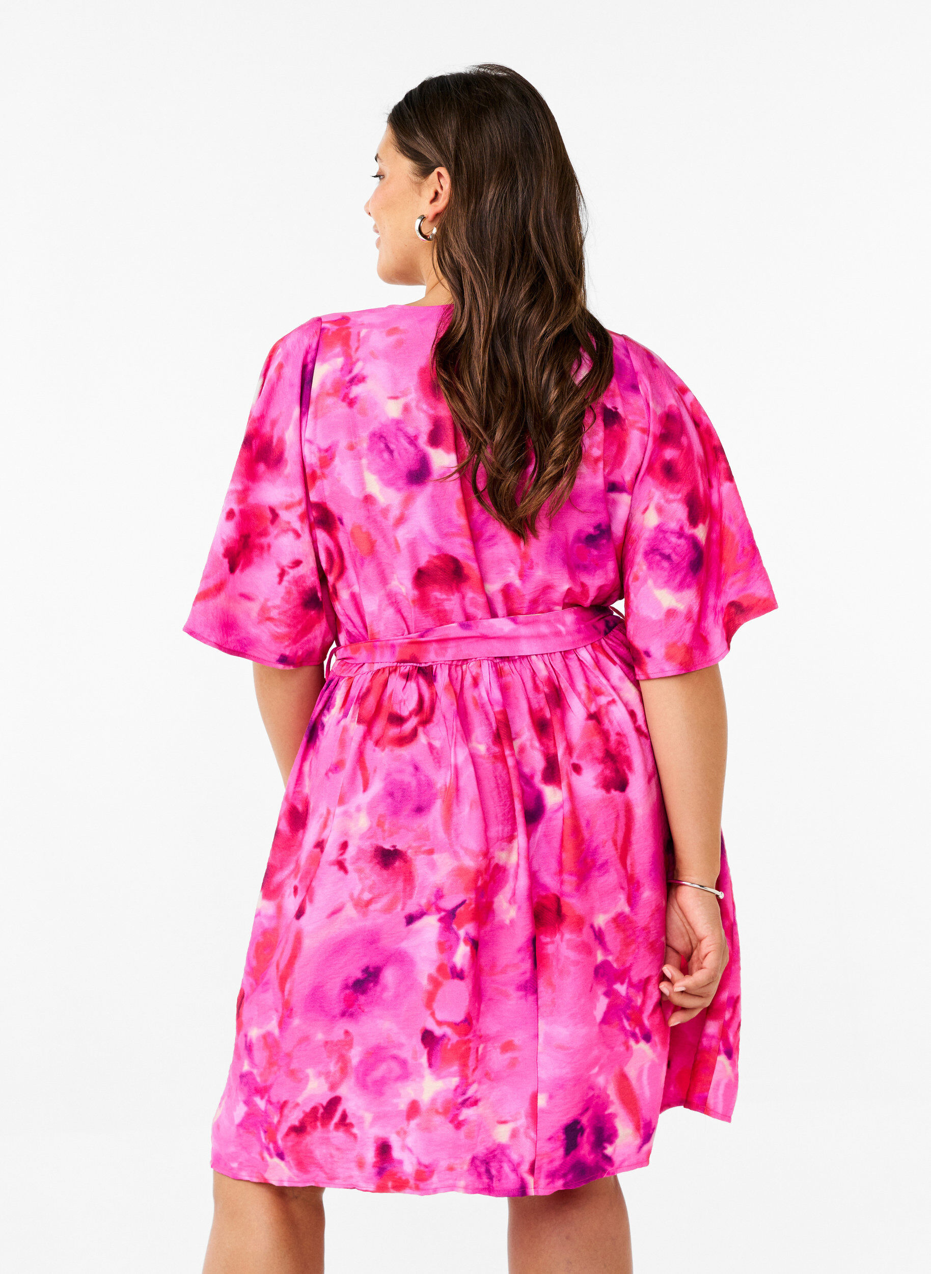 Zizzi Robe portefeuille mi-longue &agrave; imprim&eacute; floral, Pink Rose AOP, Model image number 2