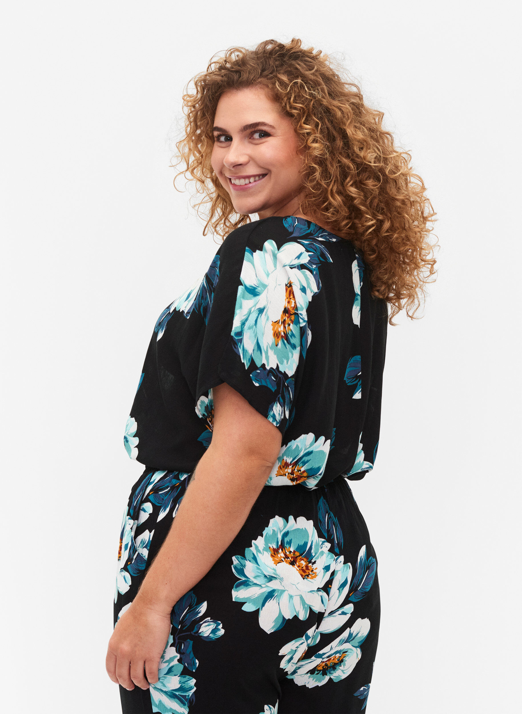 Zizzi Blouse en viscose &agrave; manches courtes avec imprim&eacute; floral, Black Big Flower, Model image number 1