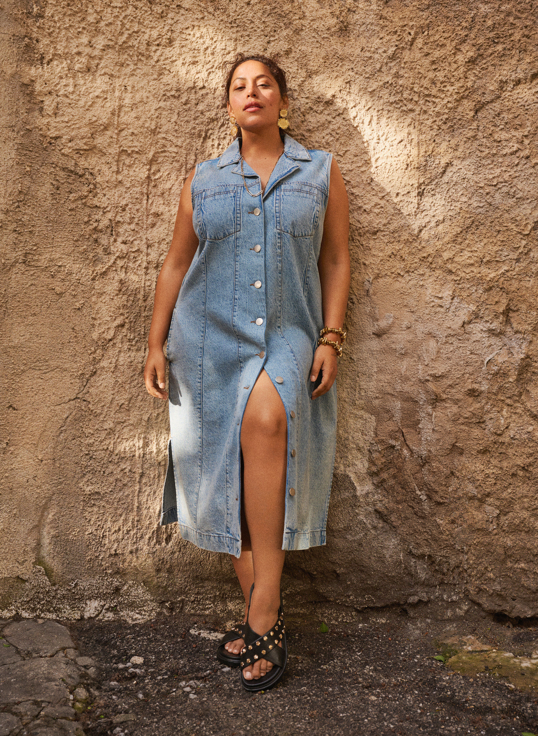 Zizzi Robe en jean sans manches avec fermeture boutonn&eacute;e et fentes, Bleu Clair, Image image number 0