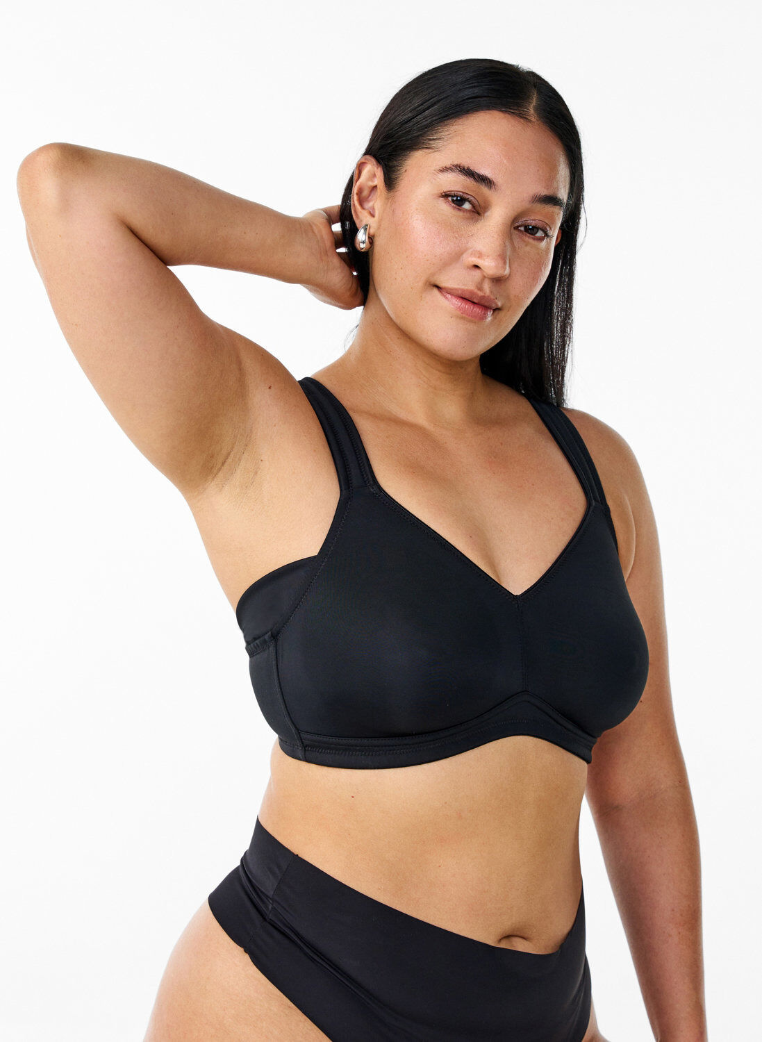 Soutien-gorge confort avec bretelles rembourr&eacute;es, Noir, Model