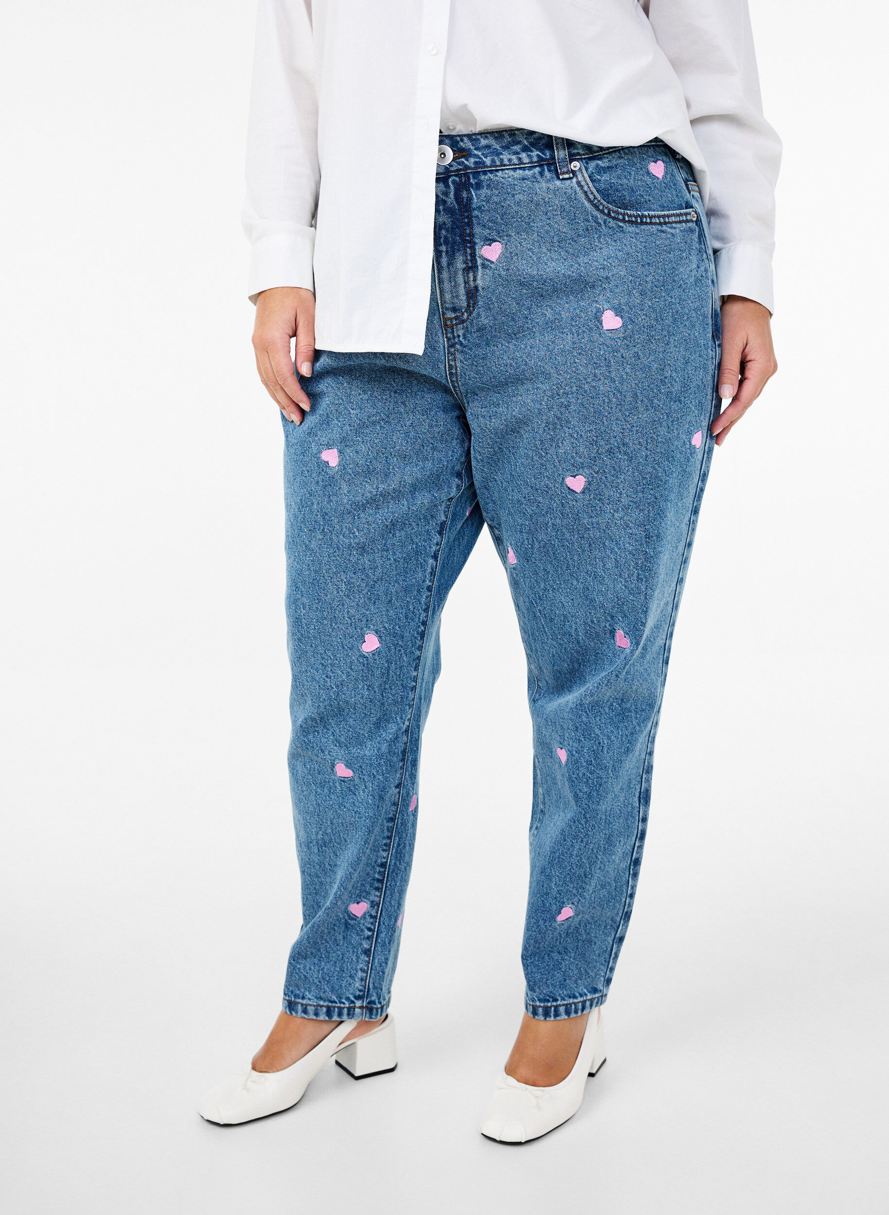 Zizzi Jeans Mille coupe Mom avec broderies, Bleu Clair, Model image number 3