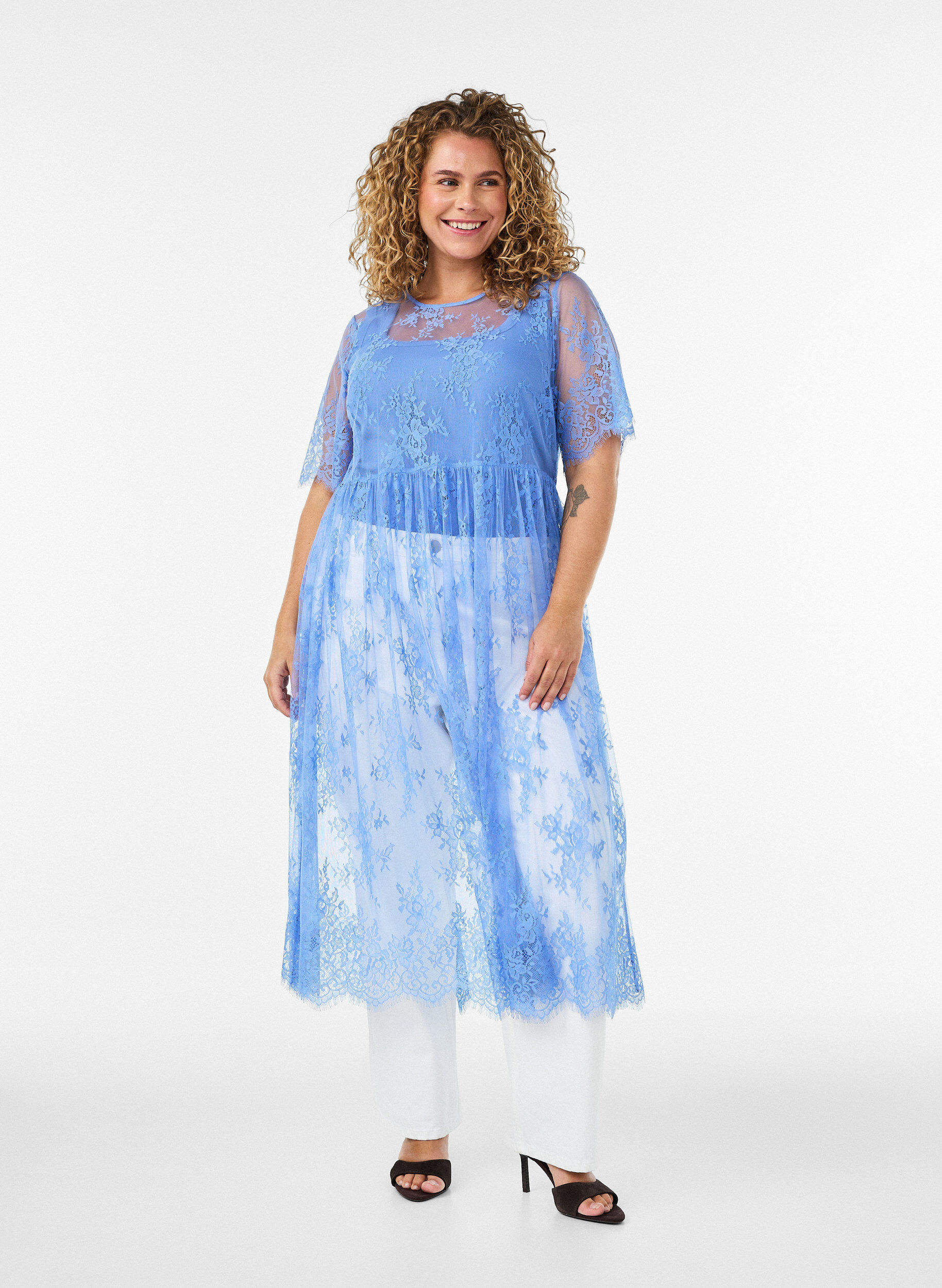 Robe mi-longue en dentelle transparente &agrave; manches courtes