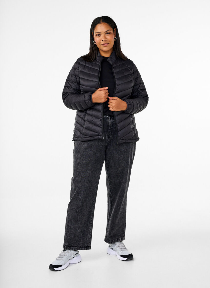 Veste l&eacute;g&egrave;re avec des poches, Noir, Model