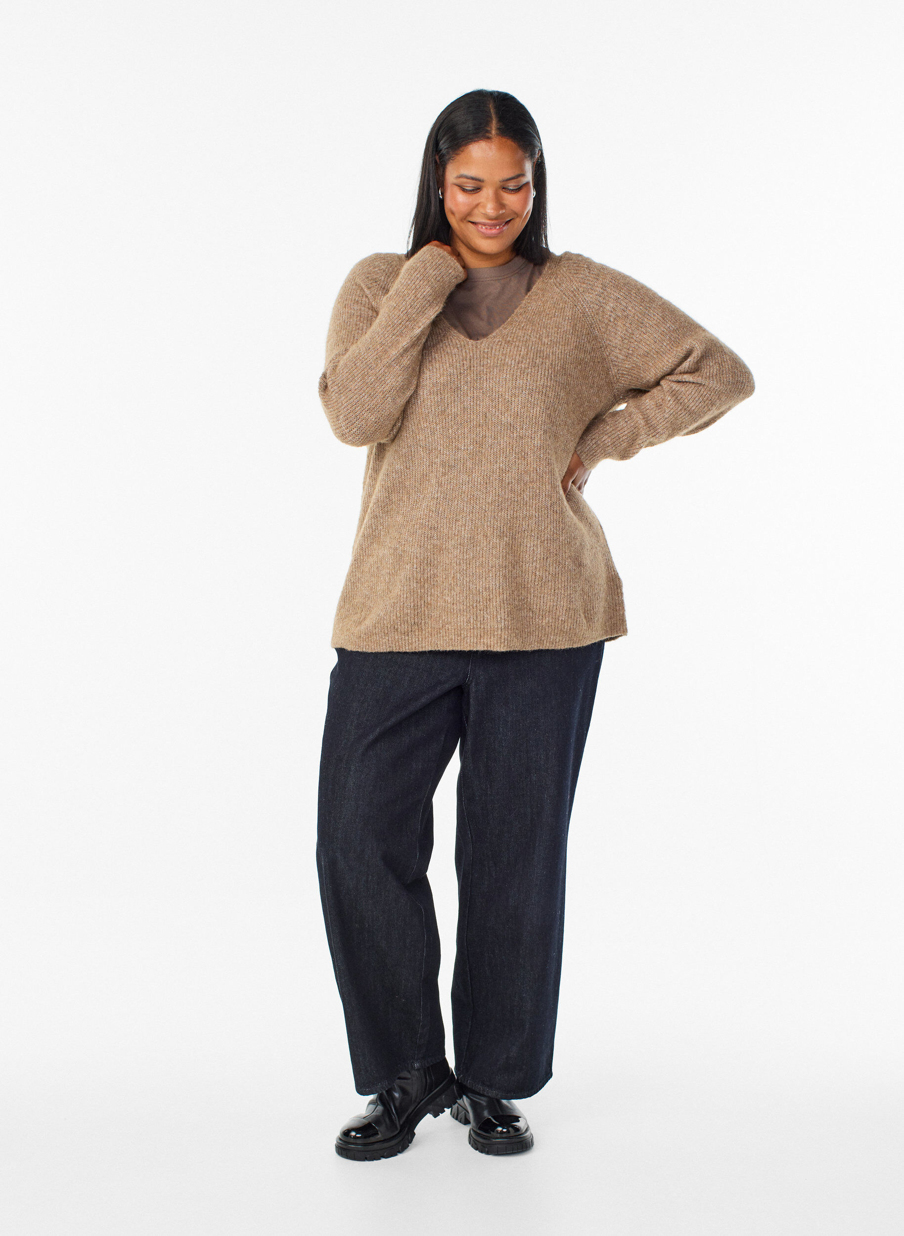 Zizzi Blouse en maille &agrave; col V et manches raglan, Camel, Model image number 1