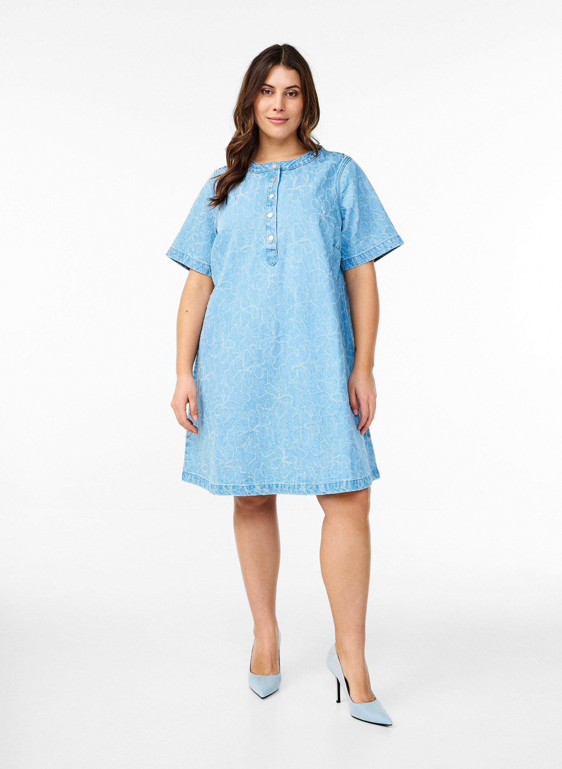 Zizzi Robe courte en jean avec une coupe trap&egrave;ze et un motif floral, Bleu Clair, Model image number 1