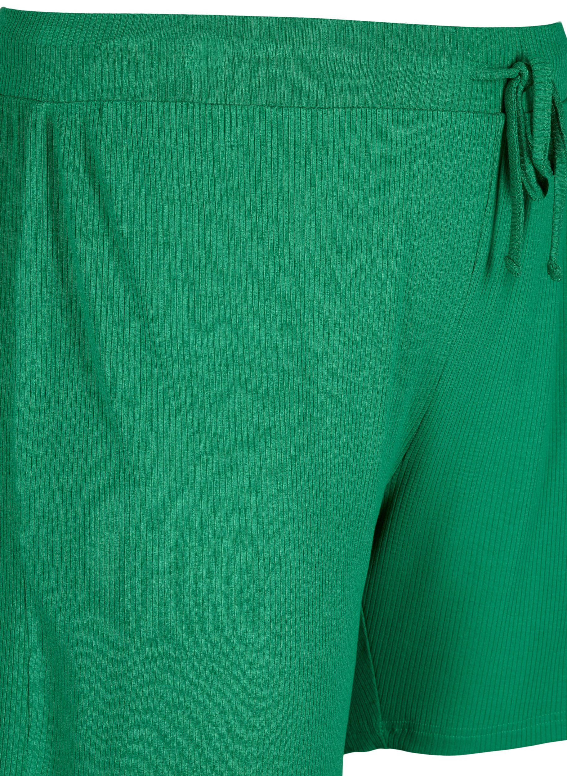 Zizzi Short coupe ample en viscose c&ocirc;tel&eacute;e, Jolly Green, Packshot image number 2