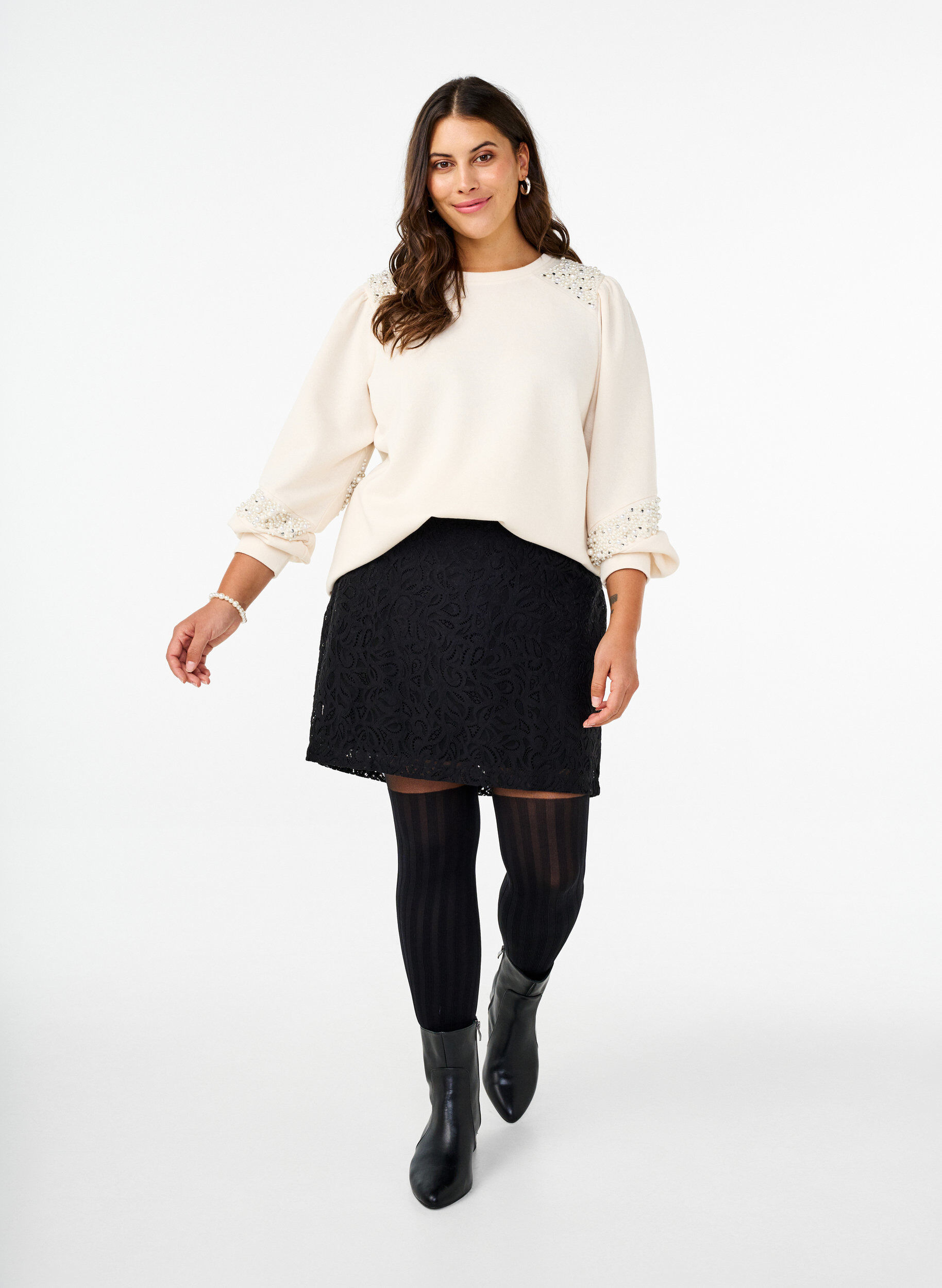 Zizzi Sweat-shirt avec d&eacute;tails en perles, Buttercream, Model image number 3