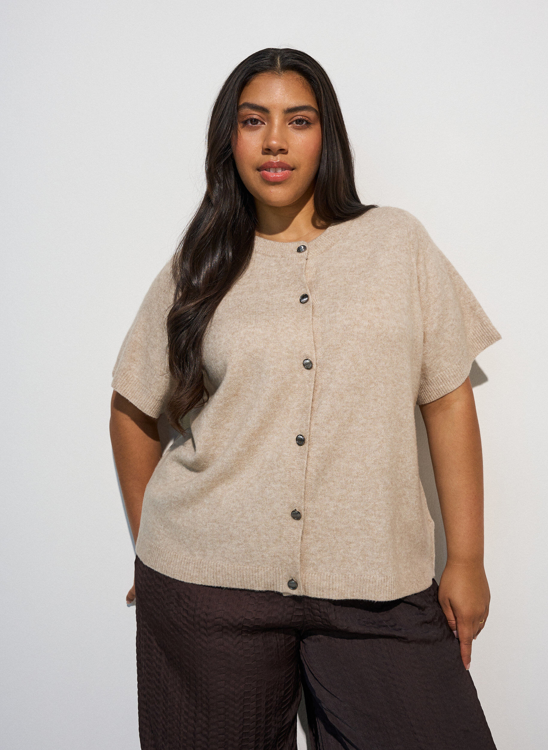 Cardigan en maille avec manches courtes, Beige, Model