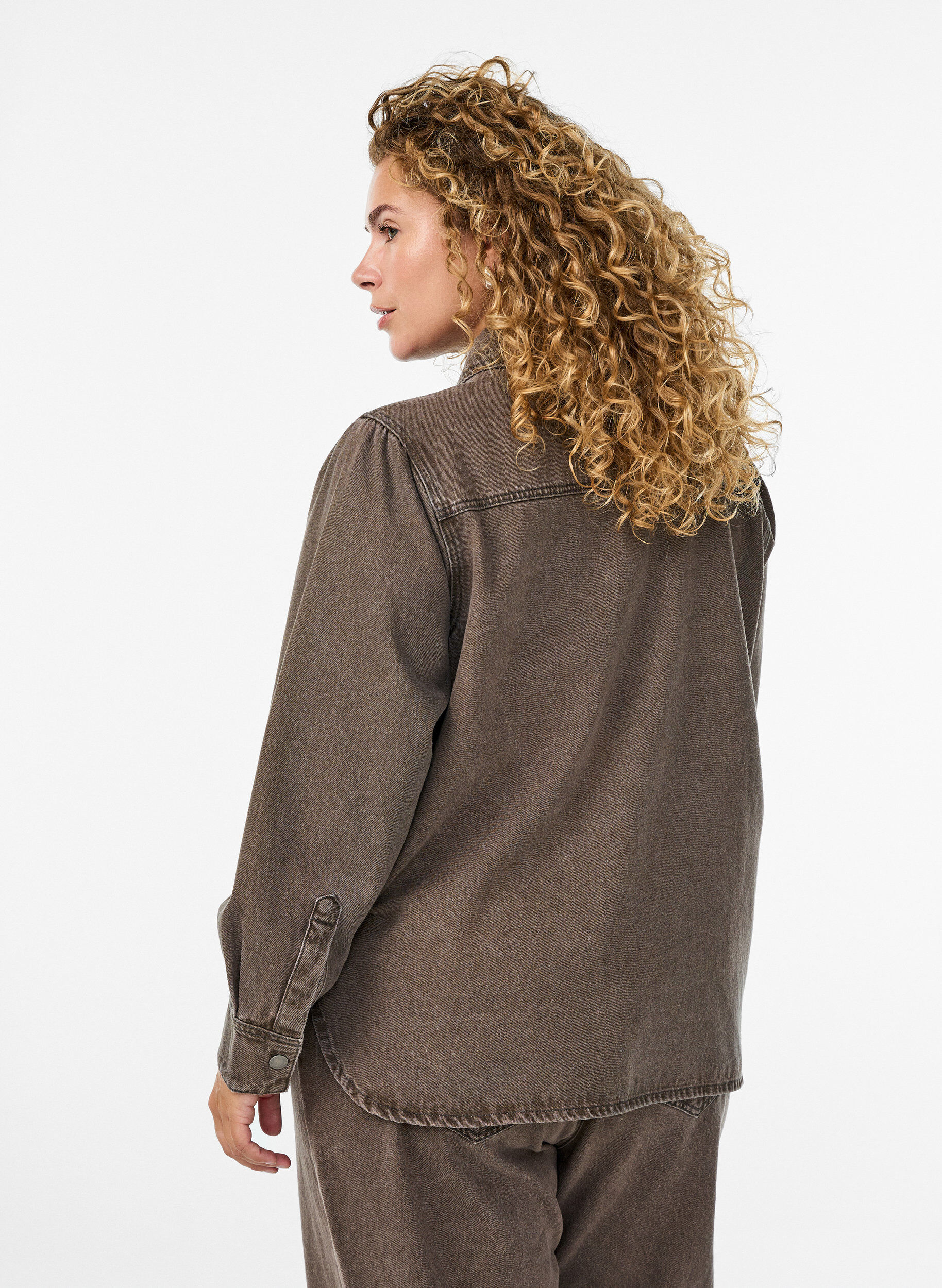 Zizzi Chemise en jean color&eacute; avec poches poitrine, Marron, Model image number 2